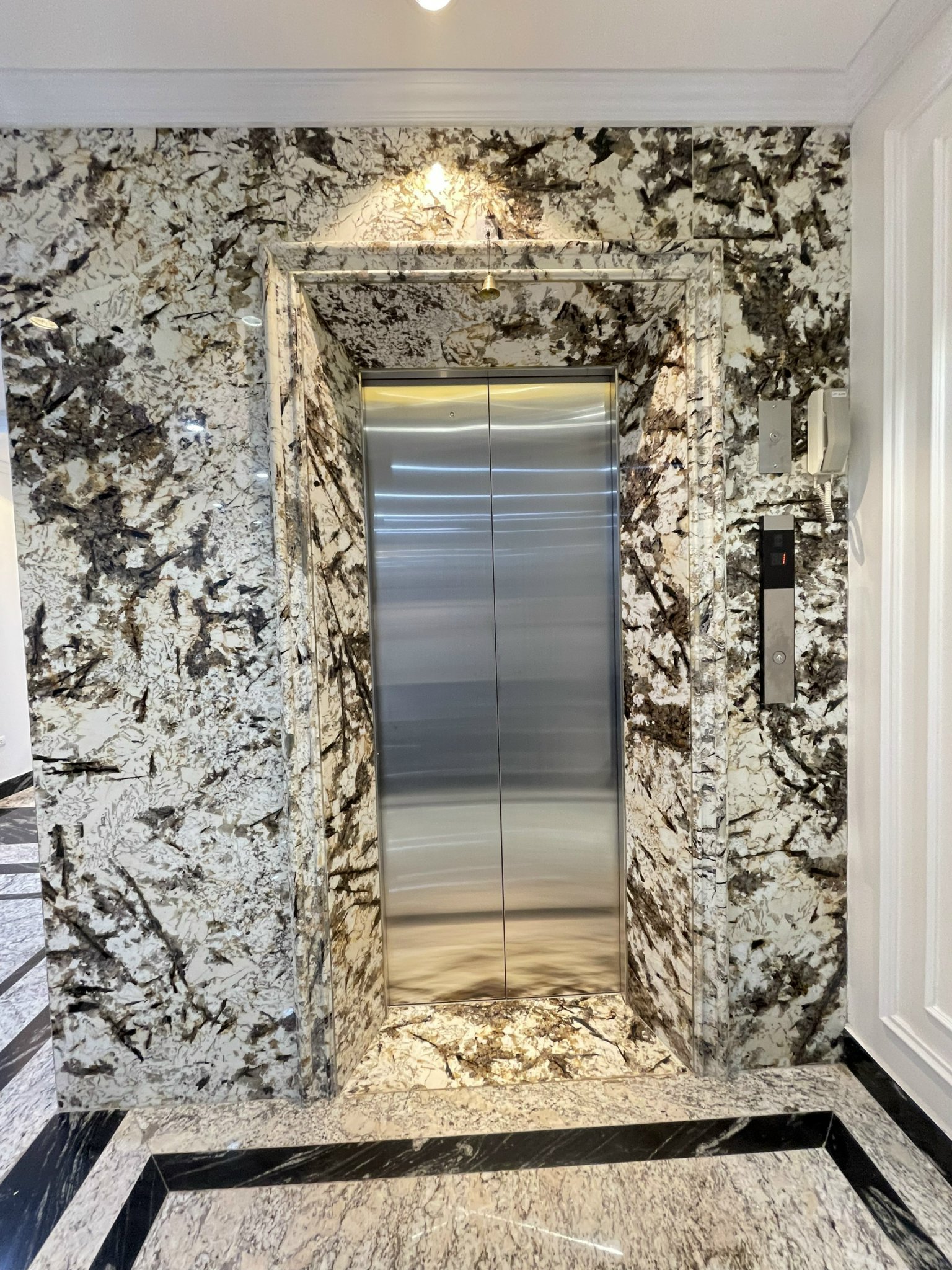  Cho thuê nhà hai mặt tiền,mới, Lạc Long Quân, 105m2x 5T vỉa hè 28 Tr 