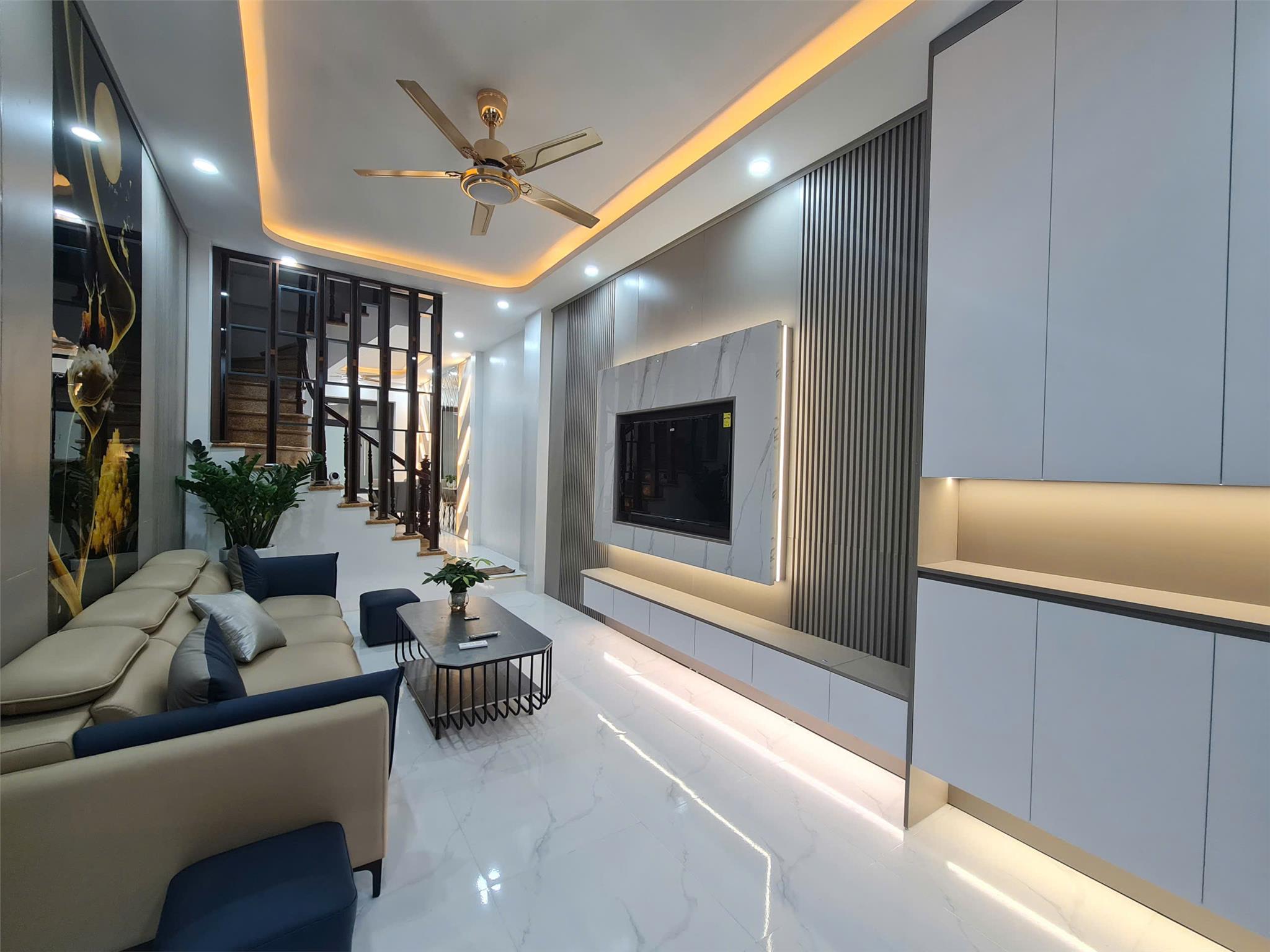  Bán nhà riêng Hoàng Mai, giá 10.6 tỷ, DT 48m2, nhà đẹp mới koong 10m ô tô gần 