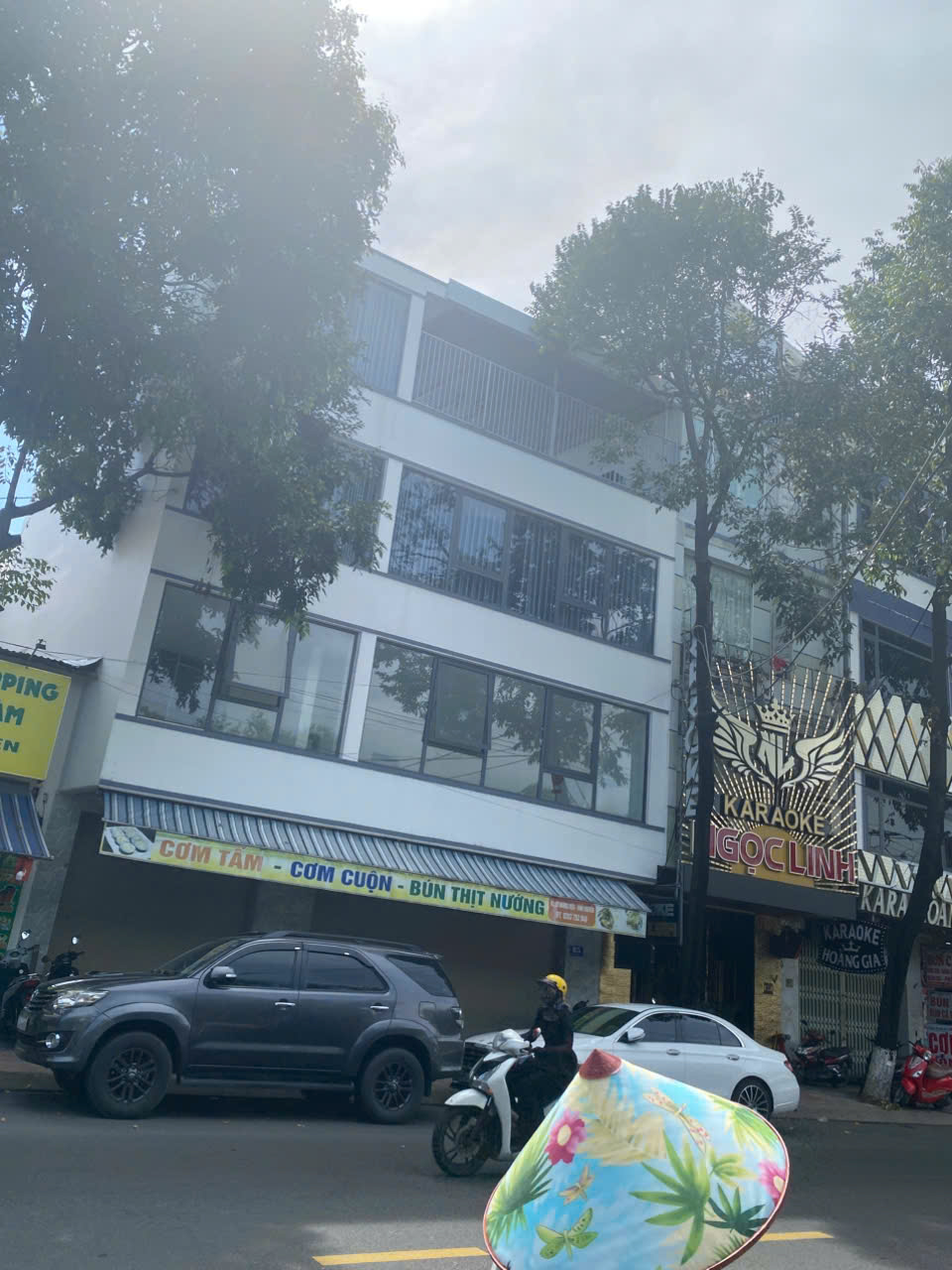  CHỦ NHÀ CẦN BÁN GẤP – NHÀ MẶT TIỀN ĐƯỜNG HOÀNG DIỆU, NHA TRANG ????
 • Diện tích: 49,2m² (ngang hơn 10m, cực thoáng)
 • Kết cấu: Nhà hiện có 2 phòng ngủ, 4 vệ sinh, bố trí hợp lý
 • Hướng: Tây Bắc
 • Vị trí: Mặt tiền đường Hoàng Diệu – khu kinh doanh sầm  