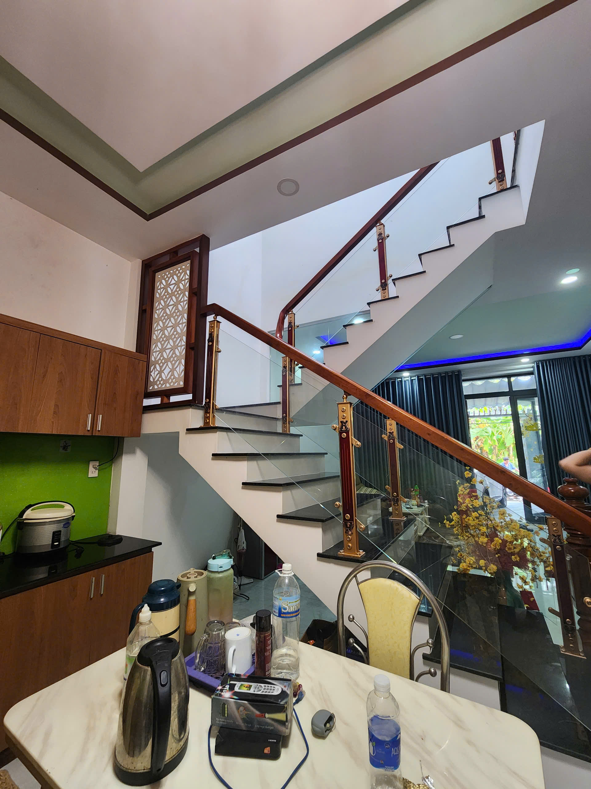  NHÀ HẺM Ô TÔ - Ô TÔ ĐẬU TRONG SÂN 
Gia chủ cần bán căn nhà 1 trệt 1 lầu hẻm Cầu Bè - Vĩnh Thạnh
Diện tích: 107.3m2 Lh xem nhà: e Trinh Số chứng chỉ: đang đợi cấp chứng chỉ mới , số chứng nhận: MG 25- 625 