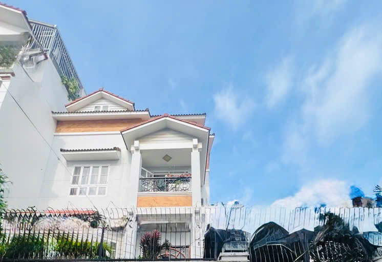  Bán nhà mặt tiền khu Bàu Cát – Đồng Đen, Tân Bình – 4 tầng BTCT – ngang 4.6m, nở hậu tài lộc.












. 