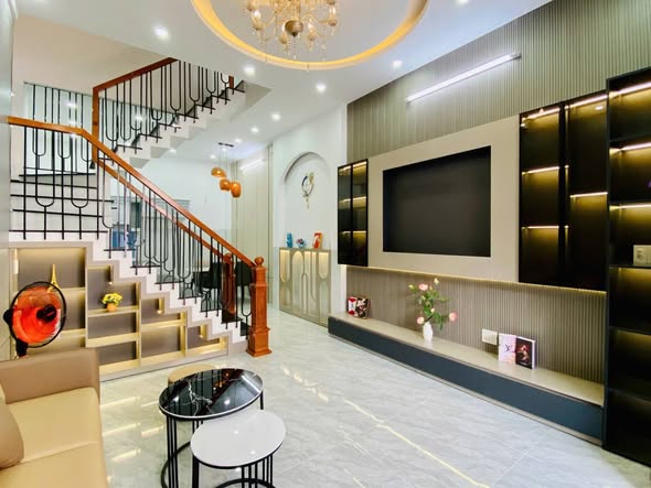  Nhà đẹp Hoàng Văn Thụ, Tân Bình – 73m² (4.5x17), 3 tầng, giá chỉ 9.9 tỷ. 