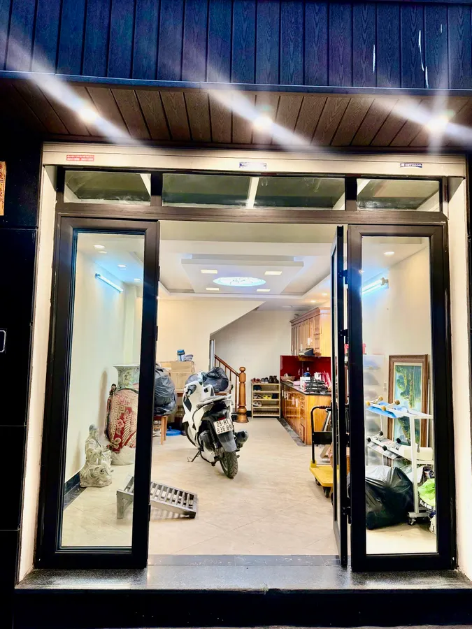  Bán Nhà Hào Nam 30m2. 6 tầng. mặt tiền 3.9m. giá 9.65 Tỷ Đống Đa Hà Nội 