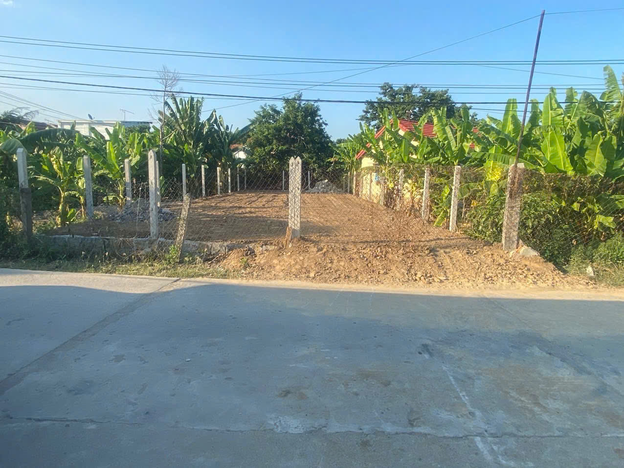  Diên An Ngang 9m Gần Như Full Thổ Cư Mặt Tiền Đường Bà Đội đường đẹp dân đông
Chủ cần bán Lô Đất Diên An - Diên Khánh 
- Mặt tiền đường Bà Đội - Diên An ngang 9m 
- Diện tích 224m có đến 210m thổ cư
- Cách Chợ Diên An chỉ có 200m, khu dân cư đông đúc, 