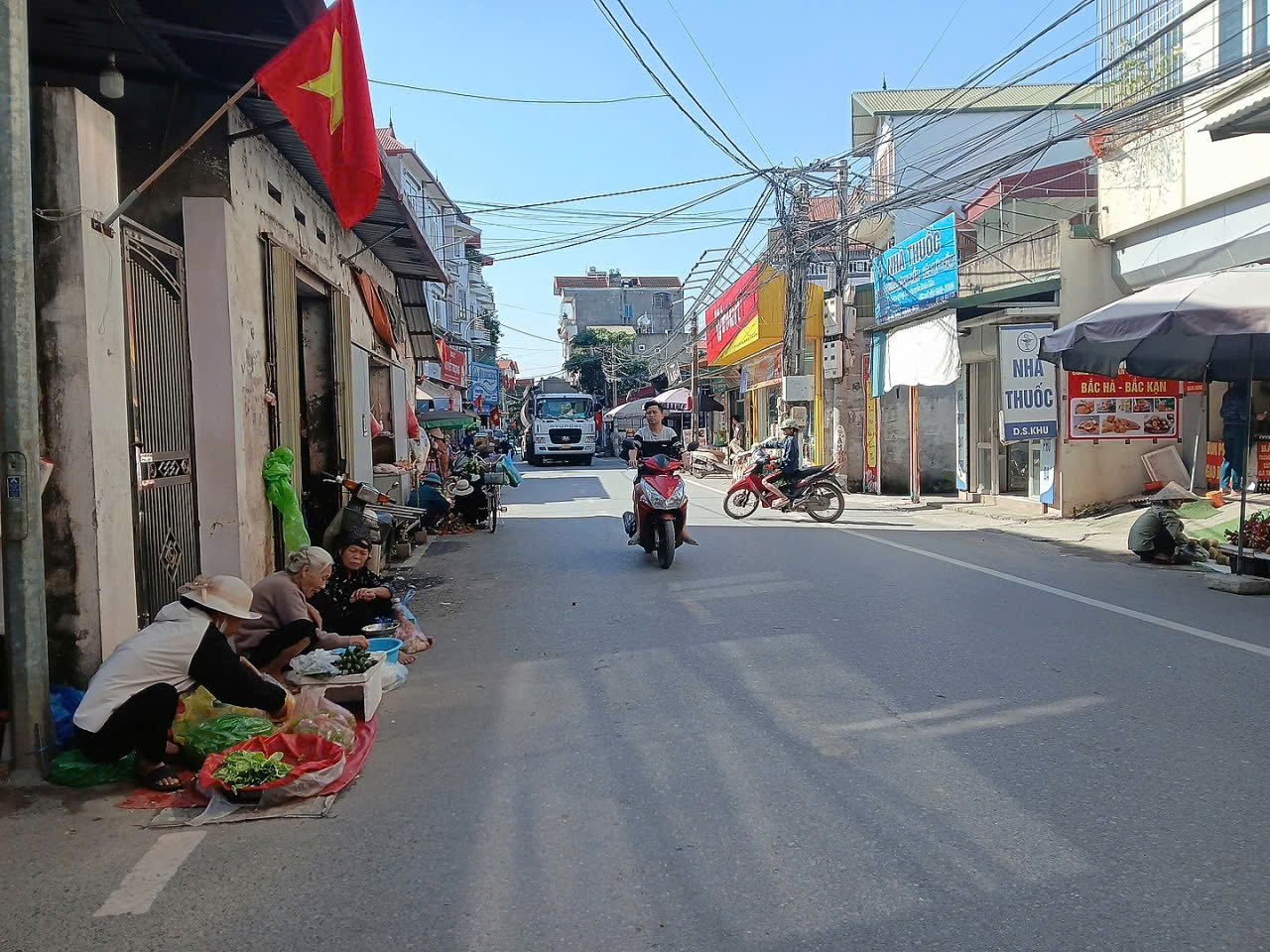  CC EM CẦN BÁN CĂN NHÀ 4 TẦNG MỚI TINH - ĐỨC THƯỢNG - HOÀI ĐỨC - HÀ NỘI.
44M Ô TÔ LÙI TẬN CỬA. 150M RA TỚI ĐƯỜNG 32.
NHÀ MỚI .NHIỀU PHÒNG,GIAO THÔNG THUÂN TIỆN NẰM SÁT CÁC KHU ĐÔ THỊ LỚN. DÂN TRÍ CAO, HÀNG XÓM THÂN THIỆN.
LH ;0964982442 