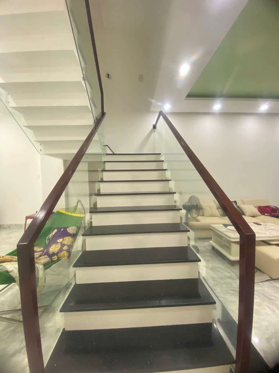  Bán nhà 3 tầng tại Phước Đồng, Nha Trang
- Diện tích 113,7m² (5,2m x 21,8m), đường trước nhà 11,8m quy hoạch 16m, hướng Đông Nam thoáng mát
- Nhà gồm 1 trệt 2 lầu, 4 phòng ngủ, 3 wc, phòng khách rộng, bếp thoáng, 2 ban công, sân thượng, nội thất liền tư 