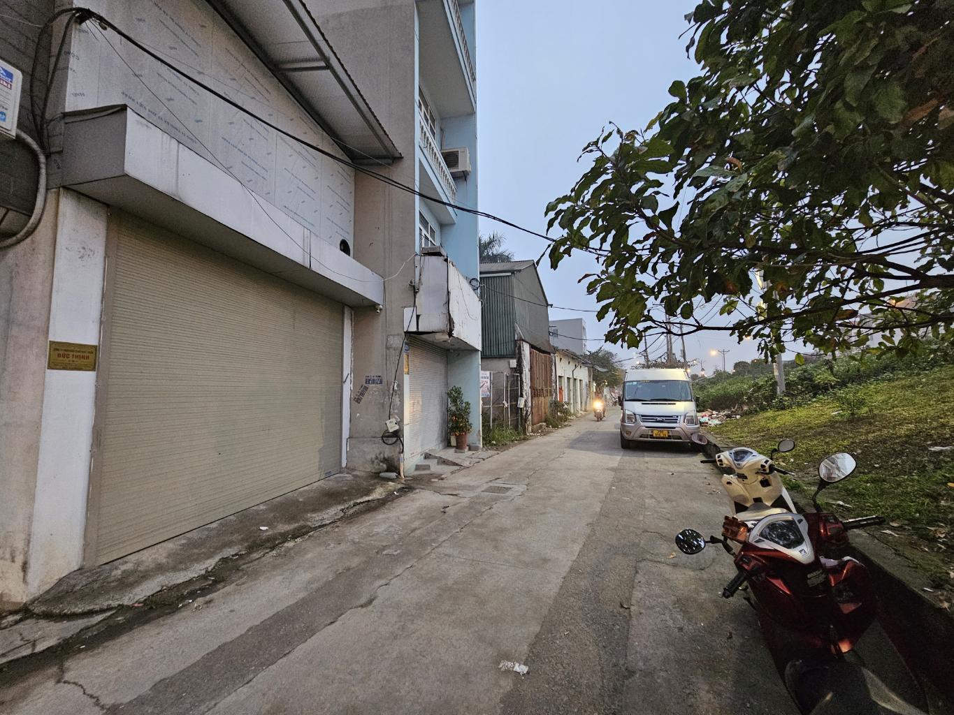  Bán nhà mặt phố Ngọc Thuỵ 76m x 5m vuông vắn, kinh doanh đỉnh giá chỉ 15 tỷ còn tl. LH 0936123469 