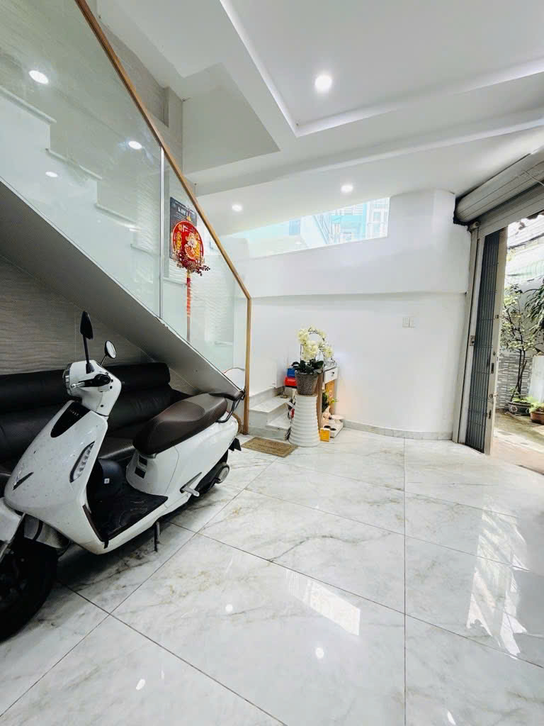  Nhà Bán trung tâm P2 Quận 10 – Nguyễn Chí Thanh – 3 tầng – ngang 4.3m – giá 6.78 tỷ 