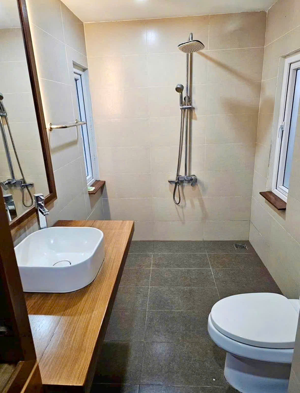  Bán nhà 4 tầng đường Nguyễn Đình chiểu , Nha Trang 
Đường hiện trạng 20 vị trí đối diện đại học Nha Trang , đại học Tôn Đức Thắng , đi bộ ra biển vài phút .
Nhà hiện trạng 4 tầng nổi 1 tầng hầm dòng tiền thu nhập 30tr/ tháng .
Hướng đông nam diện tích  