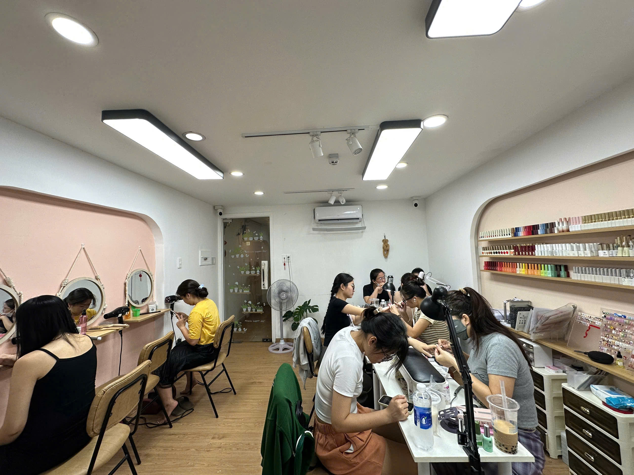  Sang tiệm nail gội khu Phan Xích Long 