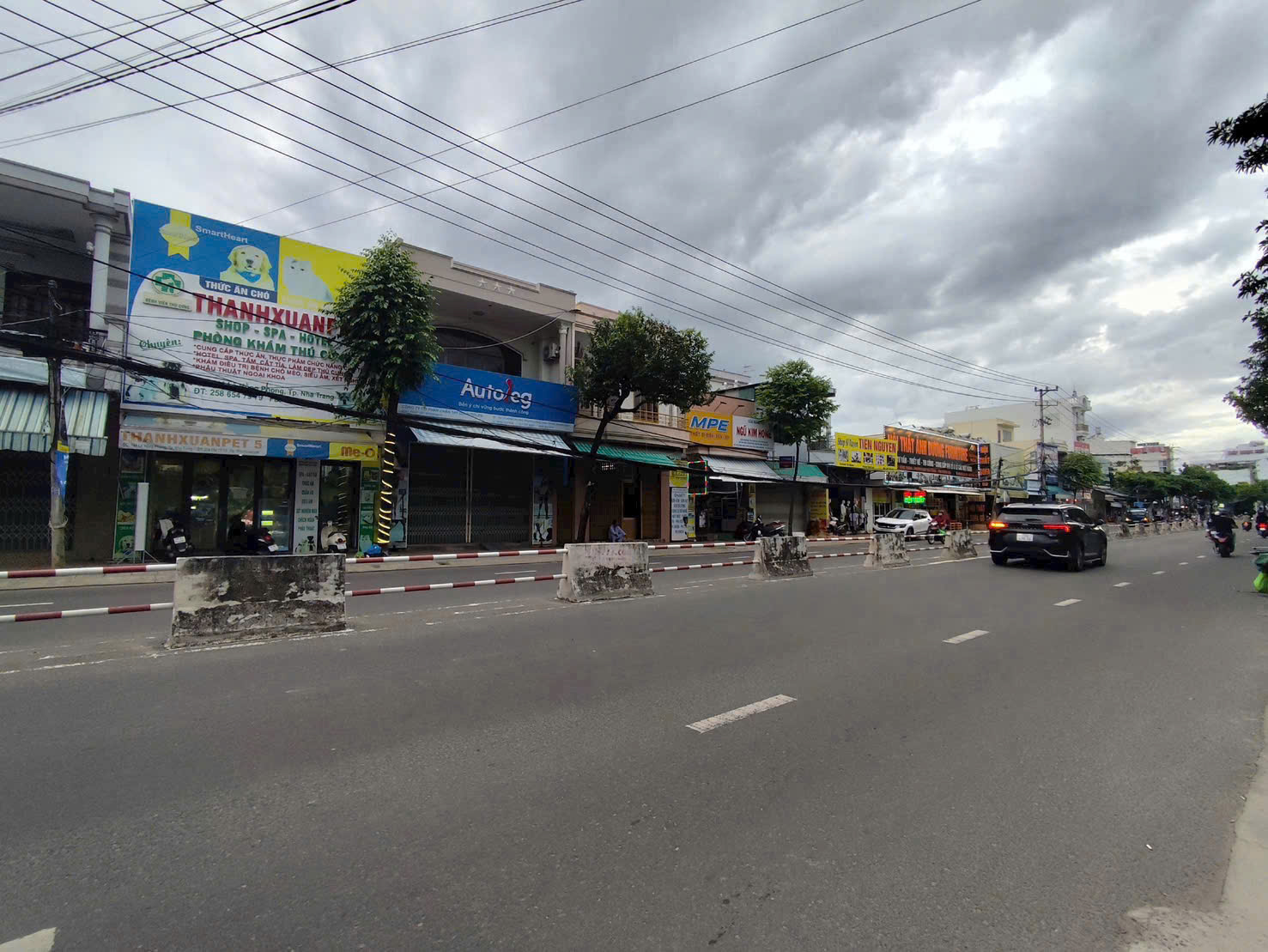  CĂN GÓC HIẾM – BÁM ĐƯỜNG 31,86M – NGAY TRUNG TÂM PHỐ tương lai Thông Sân bay cũ ra biển gần .
2 mặt tiền đường lớn 22.5m & 14m
Diện tích: 159.8m² (Ngang 6.1m – bám đường 31.86m – dài 25.56m)
- Kết cấu: Nhà 2 tầng 1 tum
• 3 phòng ngủ – 2 WC
• 2 ph 