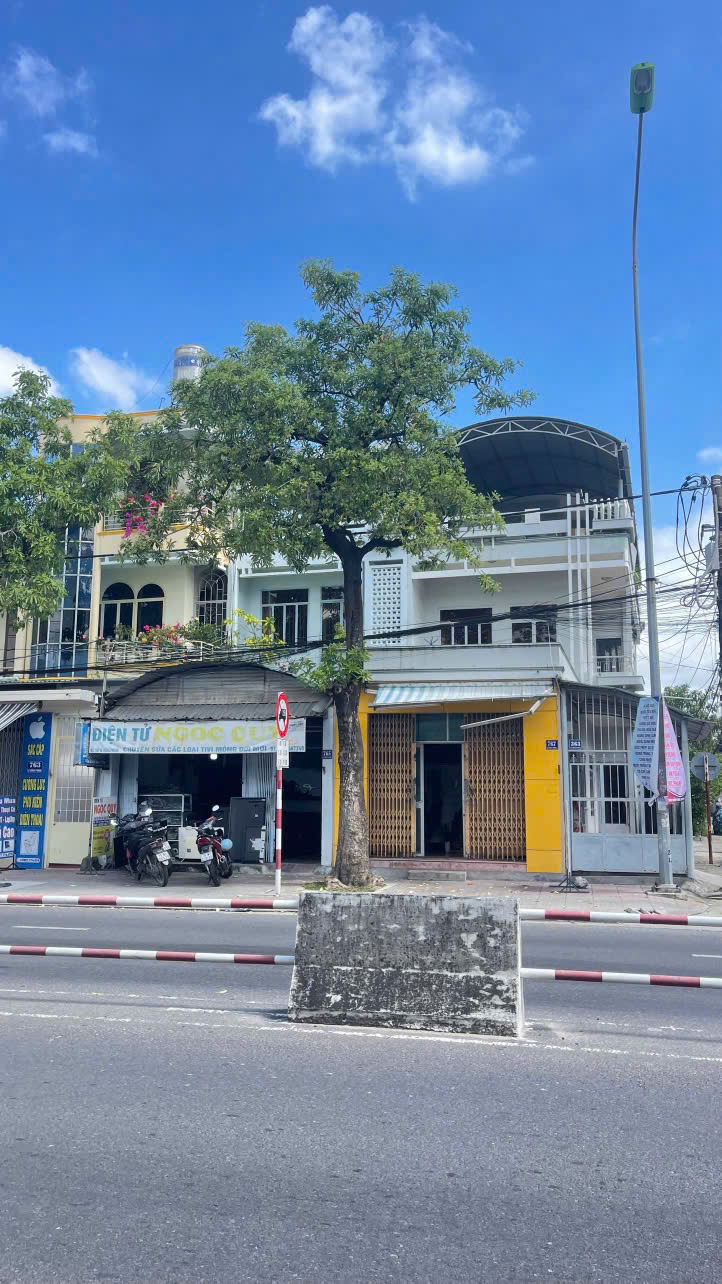  CĂN GÓC HIẾM – BÁM ĐƯỜNG 31,86M – NGAY TRUNG TÂM PHỐ tương lai Thông Sân bay cũ ra biển gần .
2 mặt tiền đường lớn 22.5m & 14m
Diện tích: 159.8m  Giá bán: 13 tỷ 6
lh e nhé Số chứng chỉ: đang đợi cấp chứng chỉ mới , số chứng nhận: MG 25- 625 