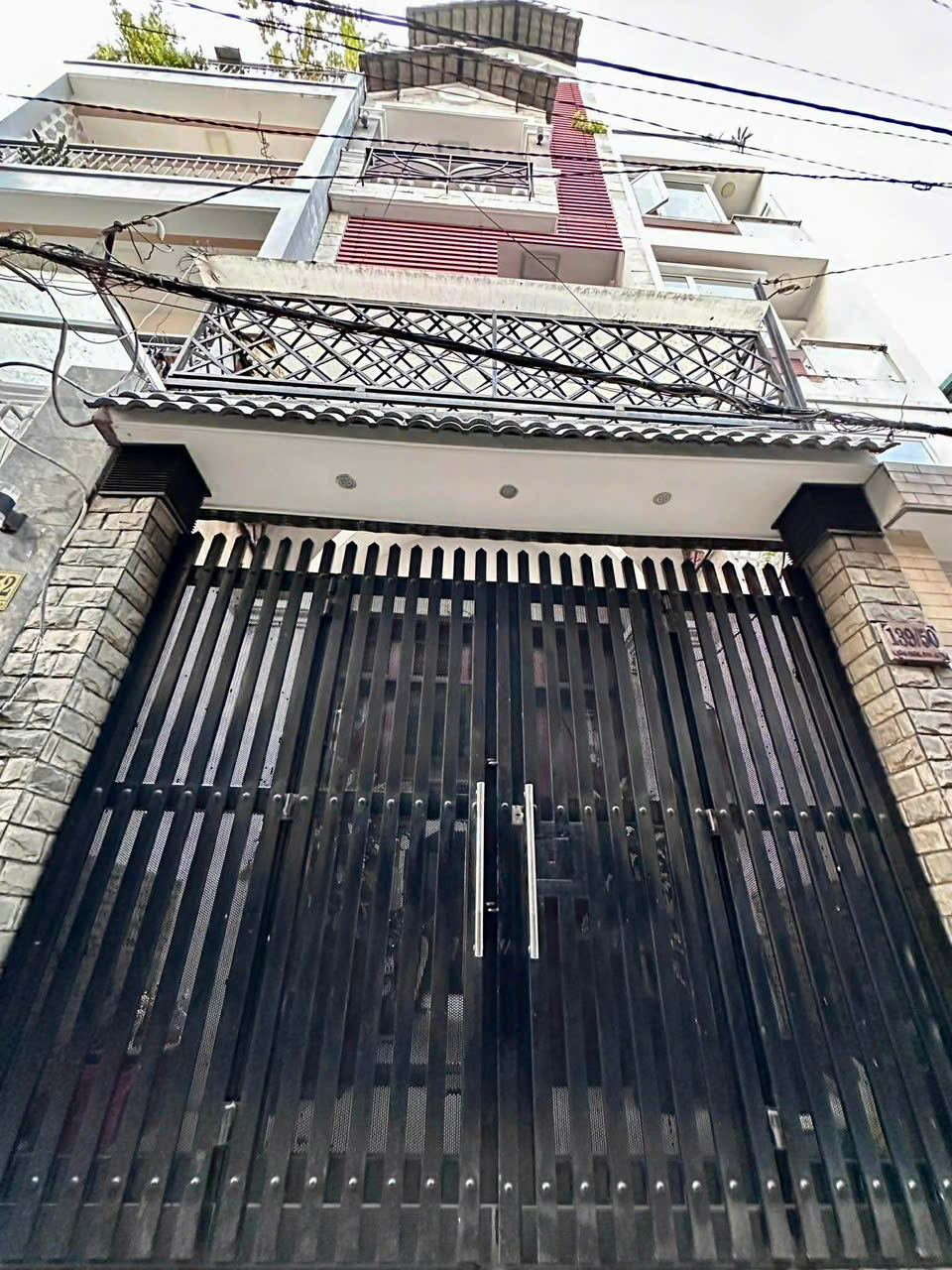  GẦN NGÃ TƯ BẢY HIỀN – THÔNG RA TRƯỜNG CHINH, LÝ THƯỜNG KIỆT – 5 TẦNG BTCT – CÓ PHÒNG NGỦ TẦNG TRỆT – 2 GIẾNG TRỜI THOÁNG MÁT. 