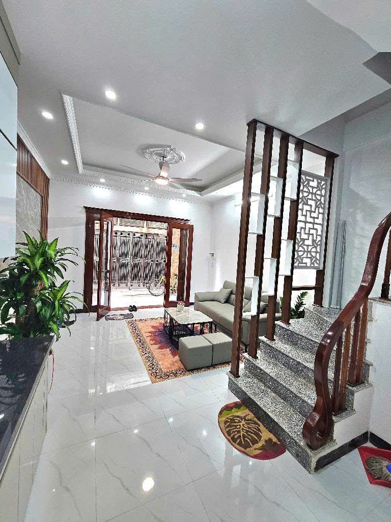  ???? BÁN nhà PHÚC LỢI - Long Biên – 30M² – MT 4,5M – 5 TẦNG - Giá: 6,3 x tỷ– NGÕ NÔNG – OTO 4 CHỖ ĐỖ CỬA – FULL NỘI THẤT 
????️ NHÀ ĐẸP LONG LANH – KHÁCH XEM LÀ ƯNG – Ở NGAY ĐÓN TẾT! 