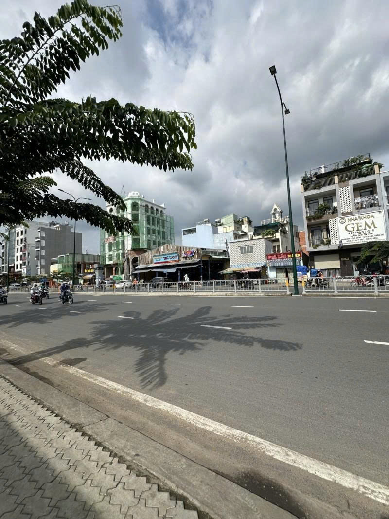  Bán Đất 2 Mặt tiền trước + sau Dương Quảng Hàm - DT: 4x29m, GPXD 9 Tấm, 20,9 tỷ. 