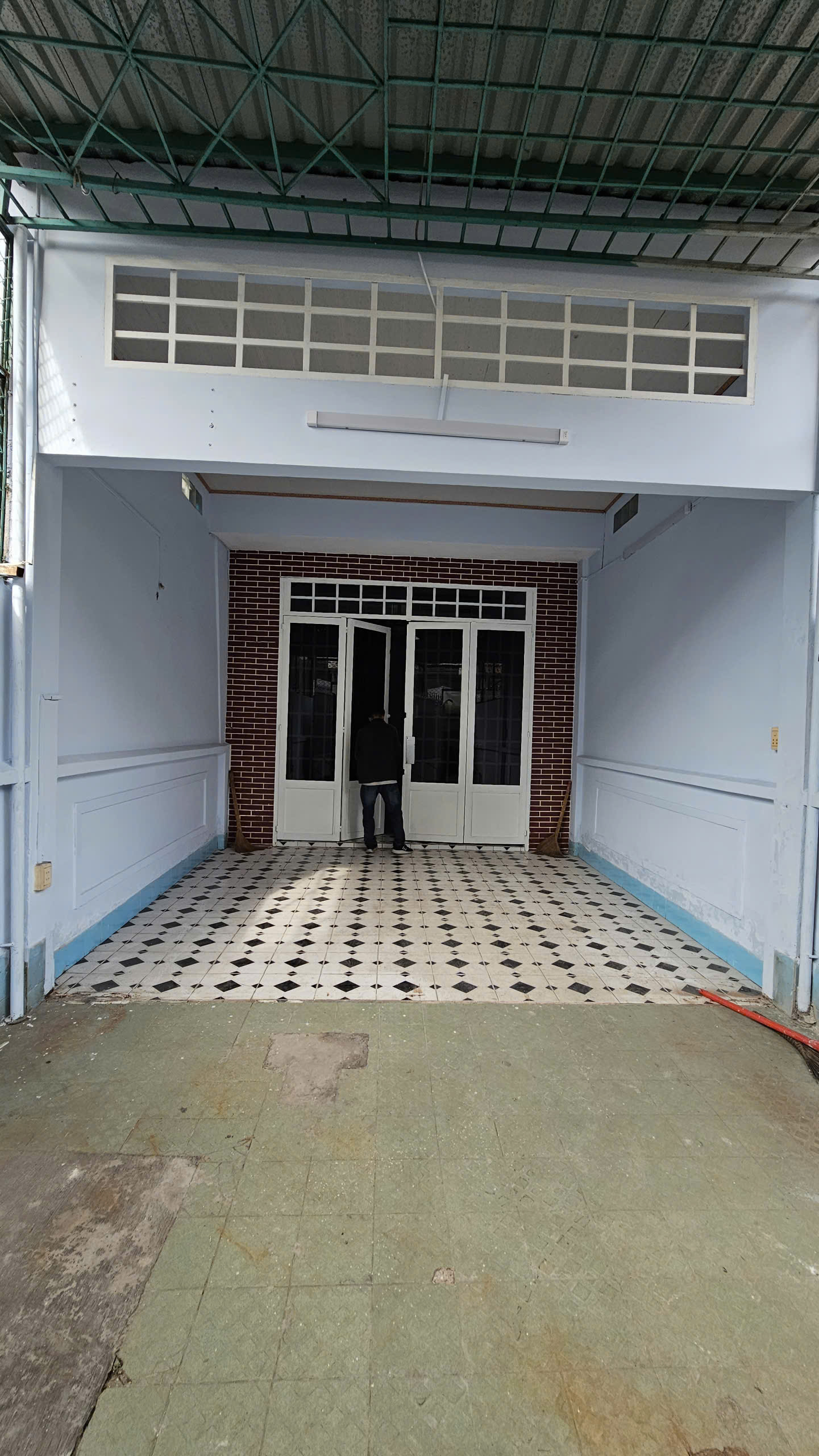  SÁT MẶT TIỀN XE HƠI NGŨ TRONG NHÀ 
NGANG 3,7 DÀI 26 M2 NỞ HẬU 4.6 M- 105 M2
DƯỚI 69 TRIỆU M2 