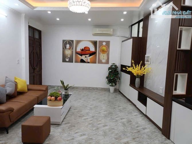  Bán nhà Bồ Đề. 35m x 5 tầng. Ô tô đỗ gần nhà, nhiều tiện ích. Chỉ có 1 căn duy nhất. Nhỉnh 7 tỷ có tl 