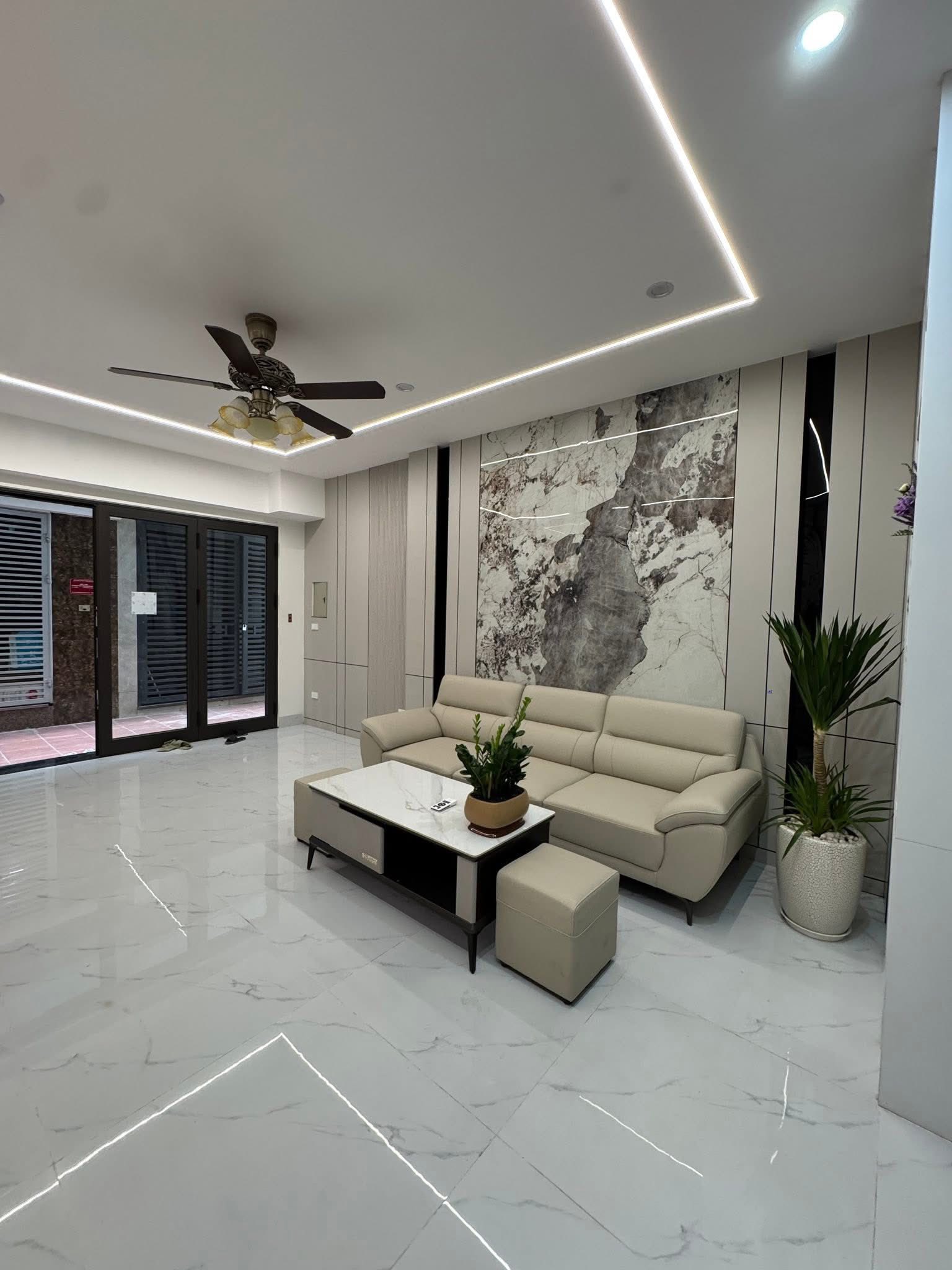  Nhỉnh 9 Tỷ Phường Thạch Bàn 40m2 6T Thang Máy, Ô Tô Đỗ Cổng, Quá Đẹp Với Phân Khúc Giá 