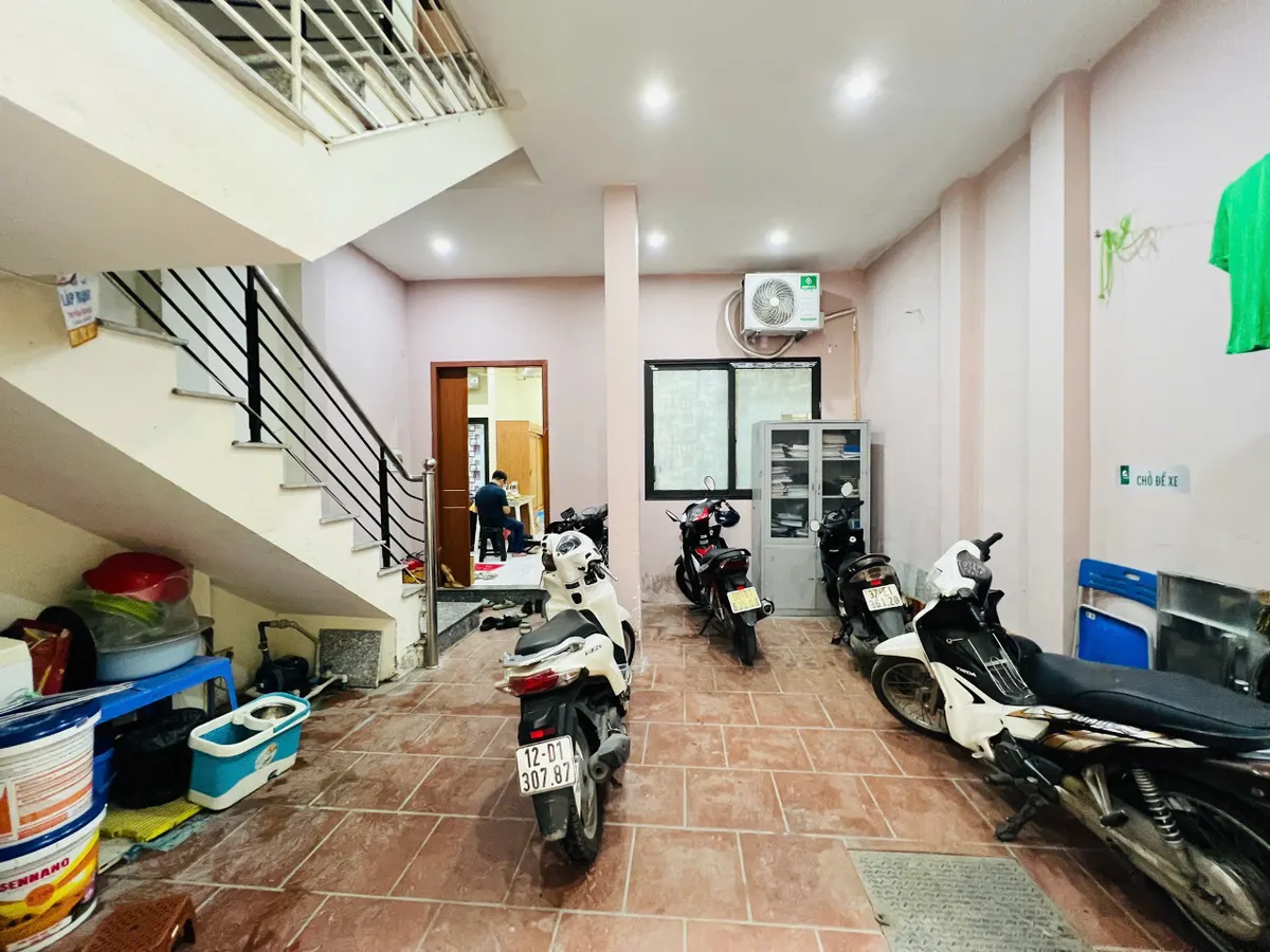  Cần bán nhà có sổ đỏ đường Đê La Thành, 72.5 m² x 5 tầng, giá 17.5 tỷ 