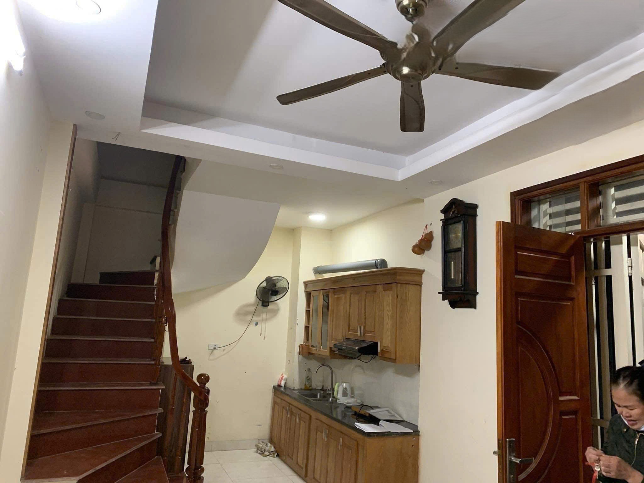  Cho thuê nhà nguyên căn ngõ 64 Thanh Đàm, 35 m² x 4 tầng, 3 ngủ, 3 vệ sinh, 10 triệu 