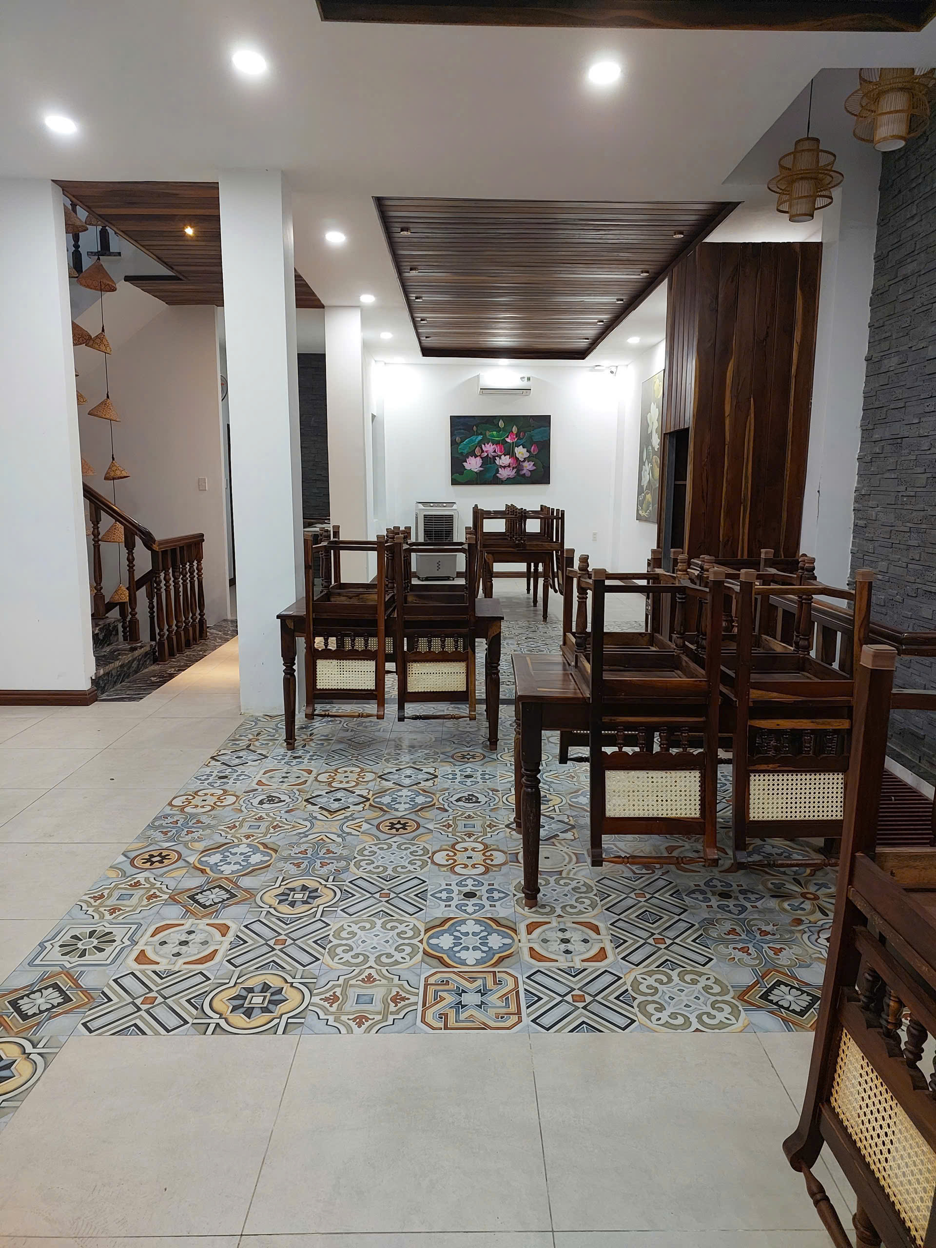  Bán nhà hẻm ô tô Sư Vạn Hạnh cách mặt tiền 1 căn nhà , phường bắc Nha Trang .
Diện tích 140m ngang 8,15m
Hiện trạng nhà mới 4 tầng thiết kế đẹp nội thất đầy đủ .
Pháp lý sổ hồng đã hoàn công , giá bán 11 tỷ 