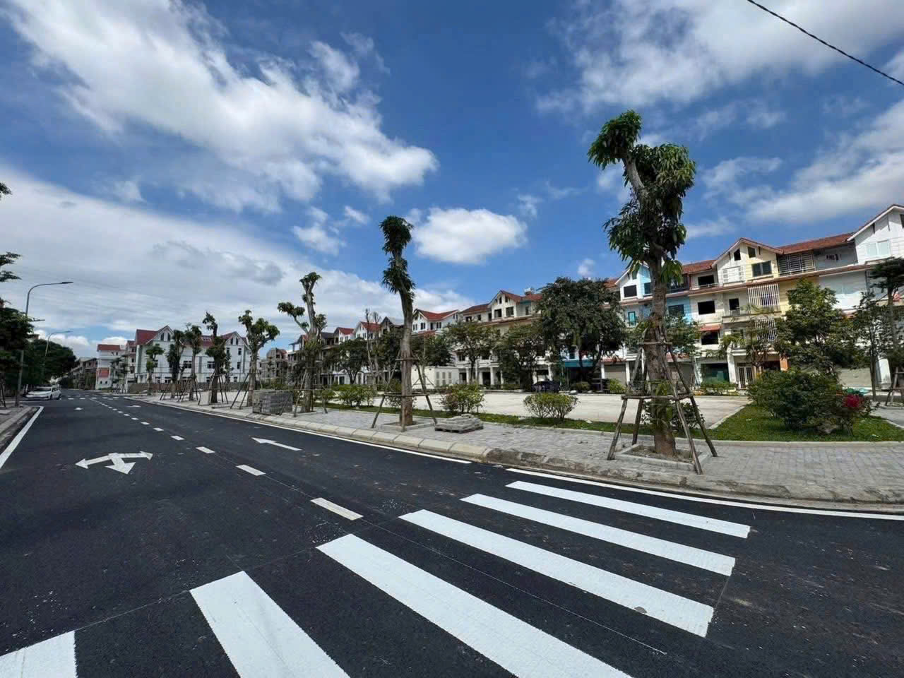  CHỈ HƠN 13XTY HƯỞNG TRỌN MỘT CĂN  LIỀN KỀ 4 TẦNG CIENCO5- TRỤC CHÍNH 70M, 
VỊ TRÍ TRUNG TÂM ĐAN PHƯỢNG VÀ HOÀI ĐỨC .HÀ NỘI.
LH; 0964982442. 