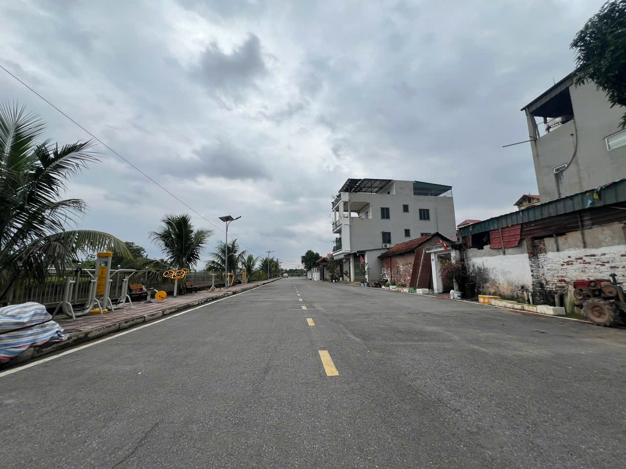  Cần bán 44m đất ĐAN PHƯỢNG, oto thông tứ tung, sát hồ điều hòa, chỉ hơn 3 tỷ. 