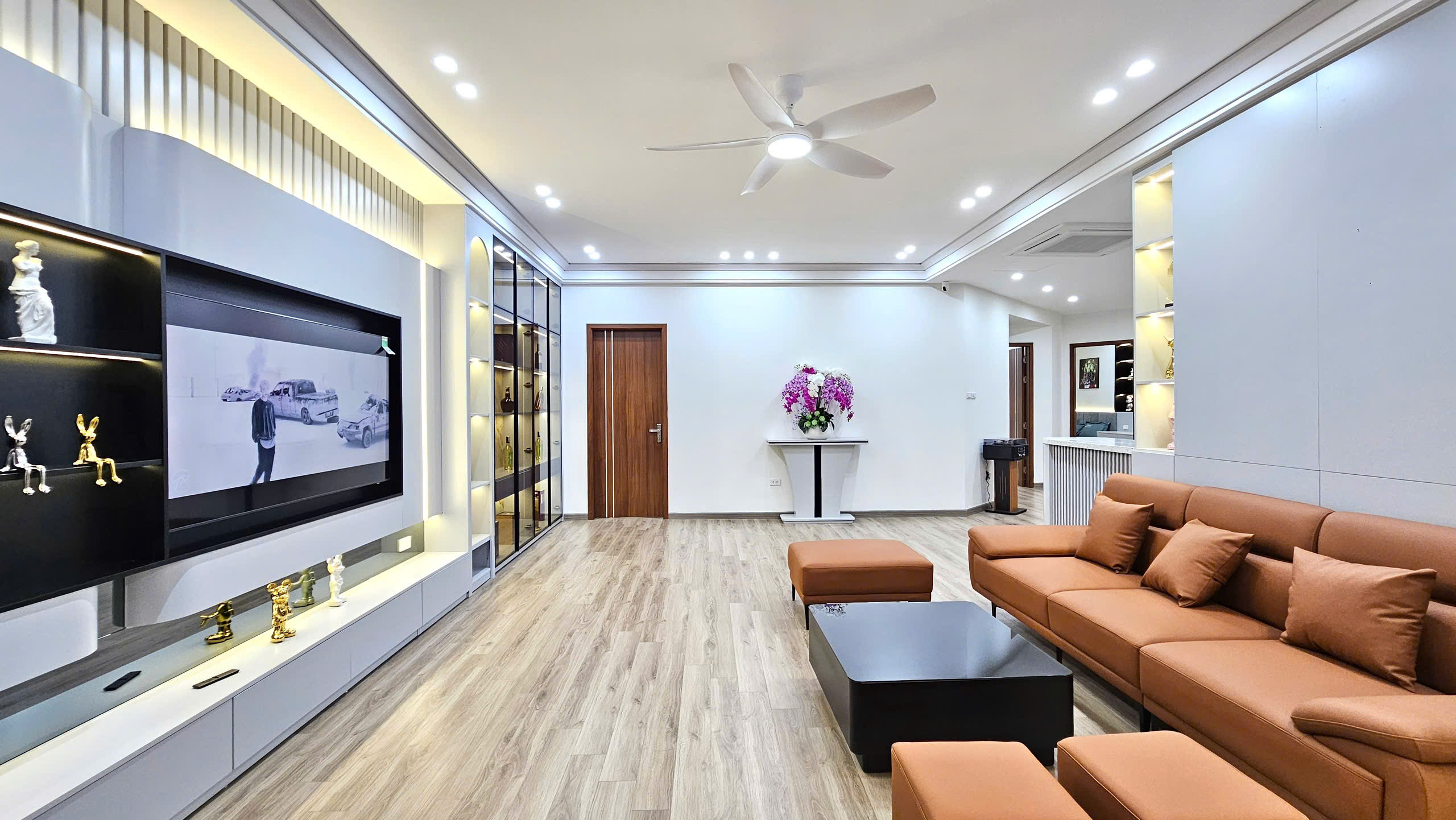  20.11.25.1 Bán 3 ngủ Trung Hòa - Hoàng Đạo Thúy, dt120m2, nội thất mới tinh nhập khẩu 100% đẹp như cung điện 