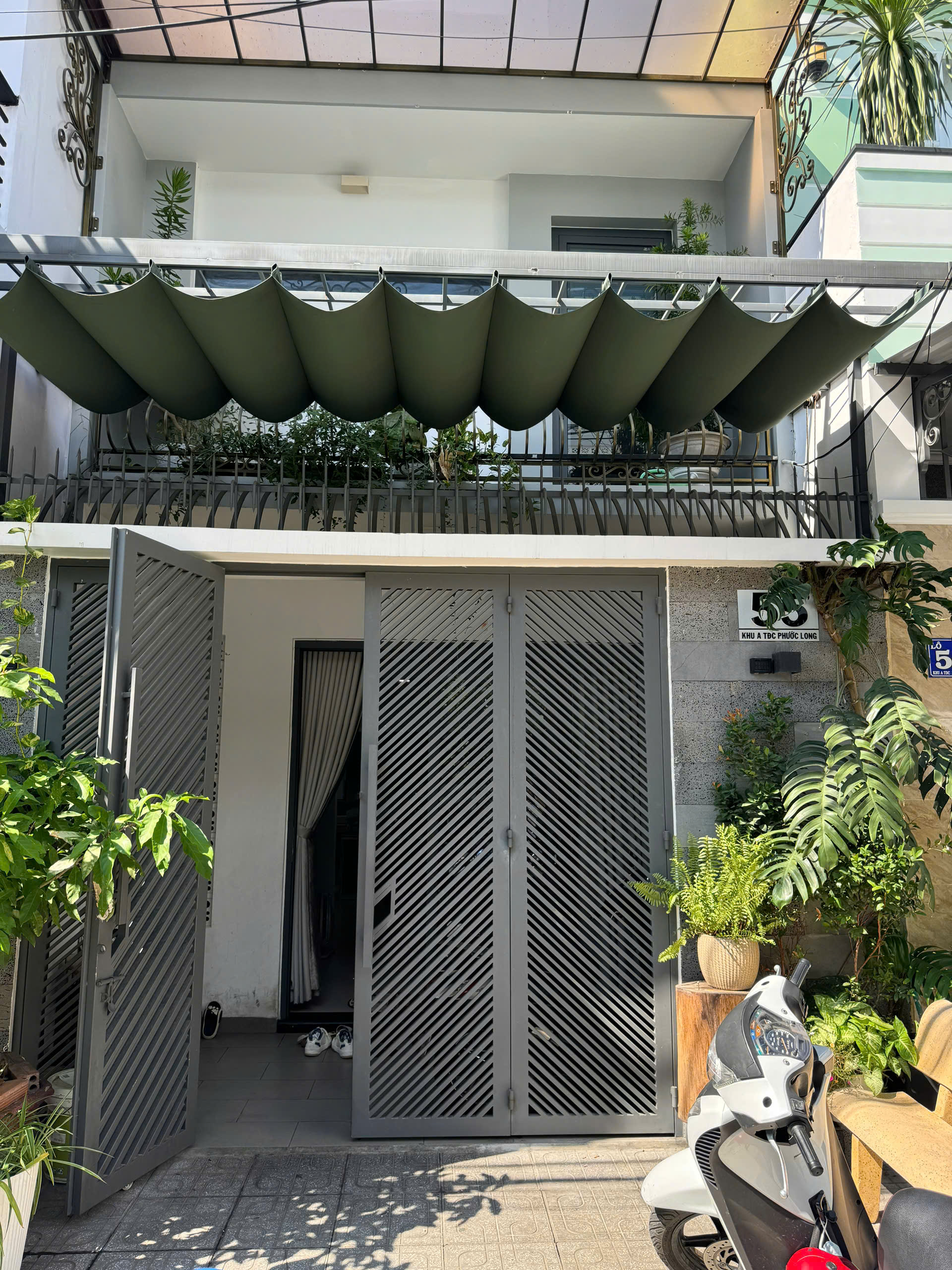  Siêu đẹp. Duy nhất căn nhà đã Hoàn Công 
Vị trí nằm Tđc Phước Long, gần đường số 28 và Thích Quảng Đức
Diện tích : 58,5m2 ngang 4,5m. Hướng Đông Bắc
Dtsd : 99m2
Kết cấu nhà kiêng cố gồm 2PN, 2WC, Bếp, phòng khách, phòng thờ, sân phơi, giếng trời... đầy đủ 