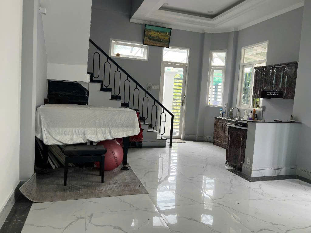  Căn góc 2 mặt tiền đẹp đường Trường Lưu,Long Trường,Quận 9????nhỉnh 7ty
- Diện tích 73m ngang 7.5 x dài 10m 
- Kết cấu 1 trệt 2 lầu 4 phòng ngủ 3wc
- Đường trước nhà 8m
LH Em Vân 0906 22 78 39 