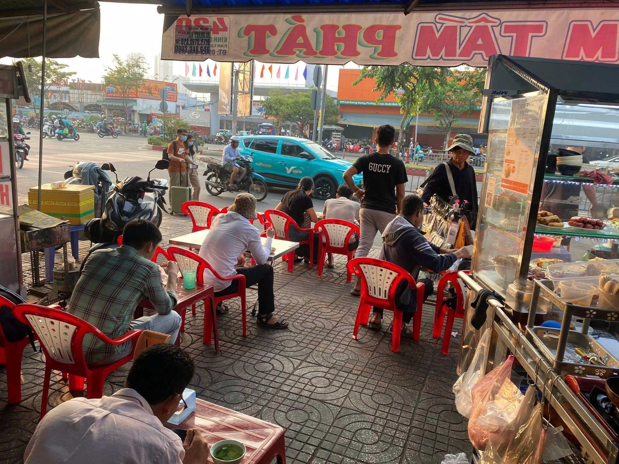  Cần sang quán cơm tấm do không có người trông coi , quán vẫn đang hoạt động 