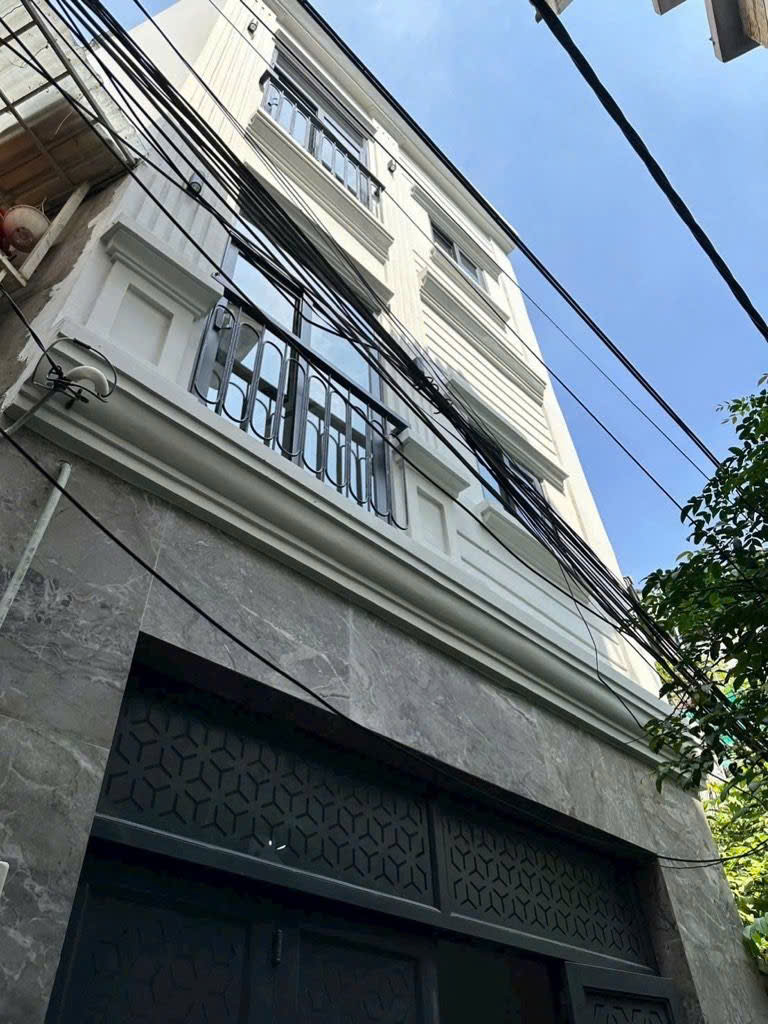  Căn Hô dịch vụ Lê Văn Thịnh,Diện tích 72m2 (4 x18) oto đổ cửaNhà mới xây, 1 trệt, 3 lầu, 10 pn, 10wc( 8pn có gác)Nhà trống giao ngay 