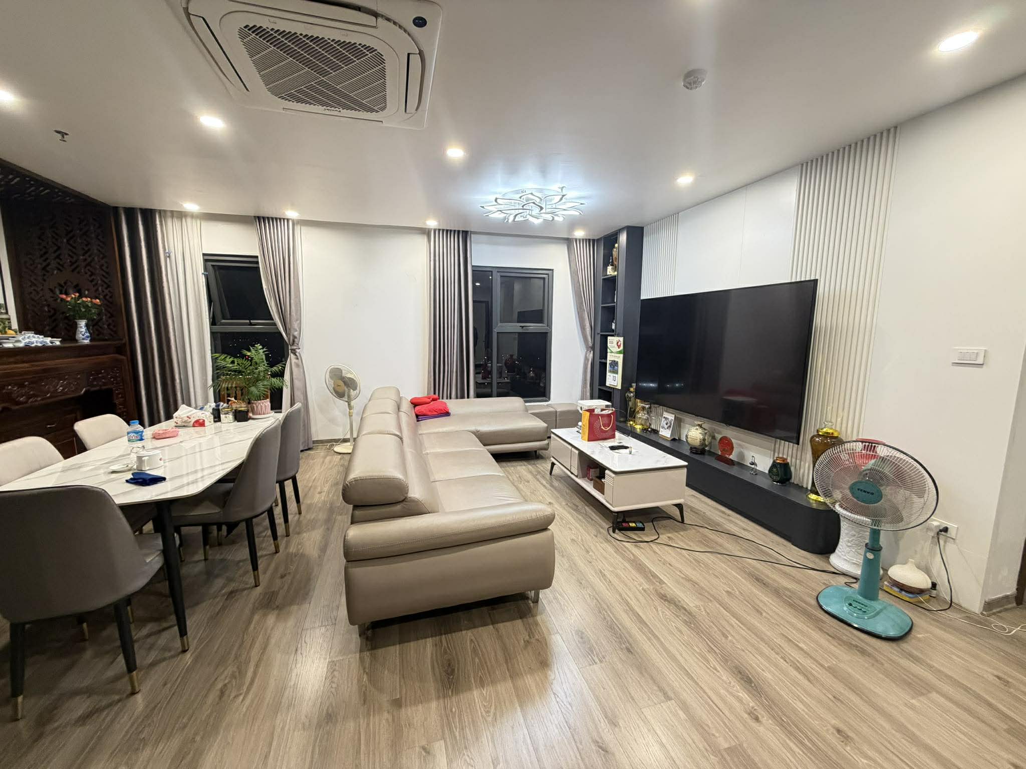  Chính chủ cần bán căn chung cư 121,5 m2 Blue Star - Gia Lâm, giá 9.8 tỷ, LH 0985865658 