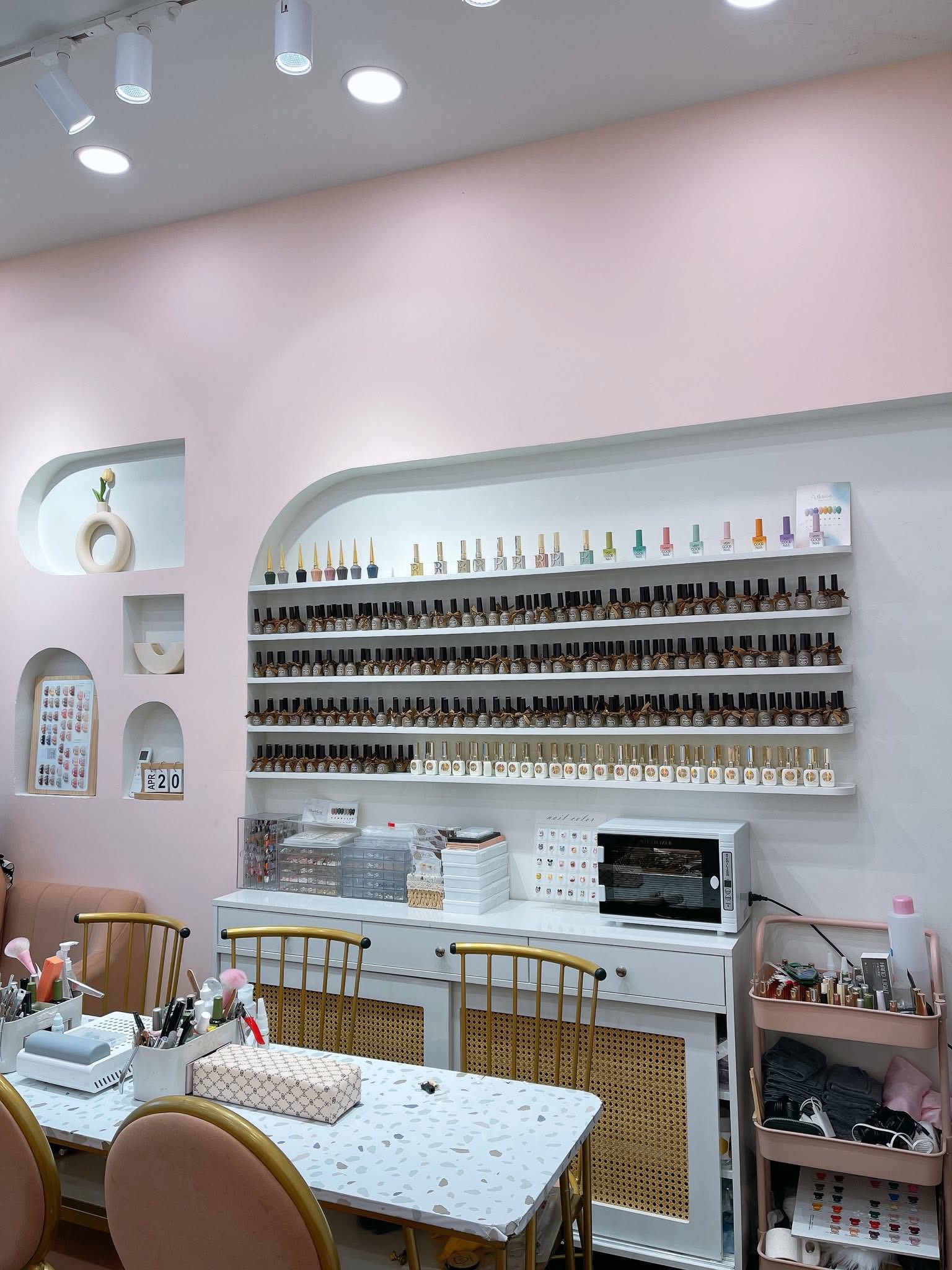  Không người trông coi cần sang gấp tiệm nail/ gội tại trung tâm Quận 3 