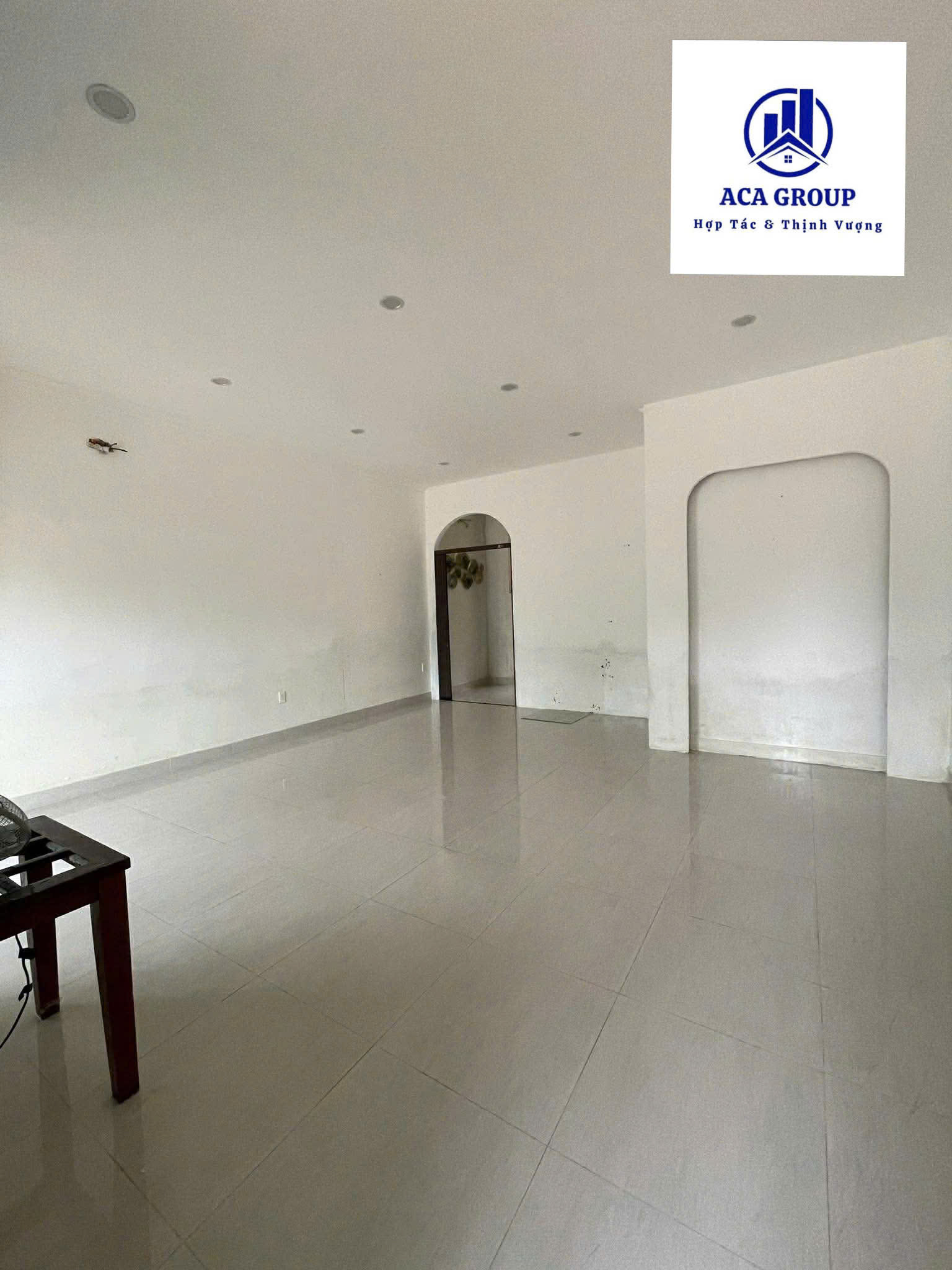  ????CHO THUÊ MẶT BẰNG TẦNG 1 KĐT THE MANOR CROWN 