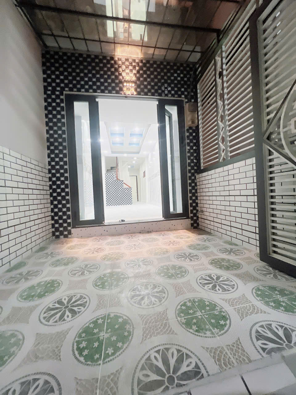  Sát mặt tiền Căn Góc Trung Tâm Q4 - 2 bước chân tới Q1 Q2 Q3 
Ngang 2.7 DÀI 16M
CÓ 4 TỶ 