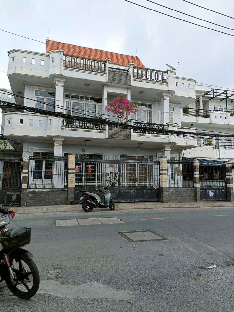  BÁN GẤP BIỆT THỰ (15.5x13) MẶT TIỀN TRUNG MỸ – TÂN XUÂN! 
GIẢM SỐC 1 TỶ 