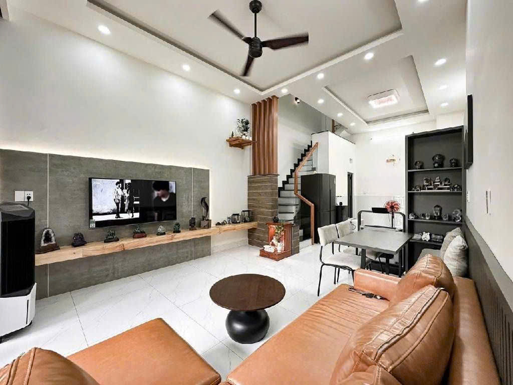  NHÀ ĐẸP -NỘI THẤT ĐẸP - VỊ TRÍ ĐẸP - HẺM OTO NGAY TRUNG TÂM QUẬN 9 - LÃ XUÂN OAI- TĂNG NHƠN PHÚ A  CHO THUÊ DÒNG TIỀN 16TR/THÁNG 