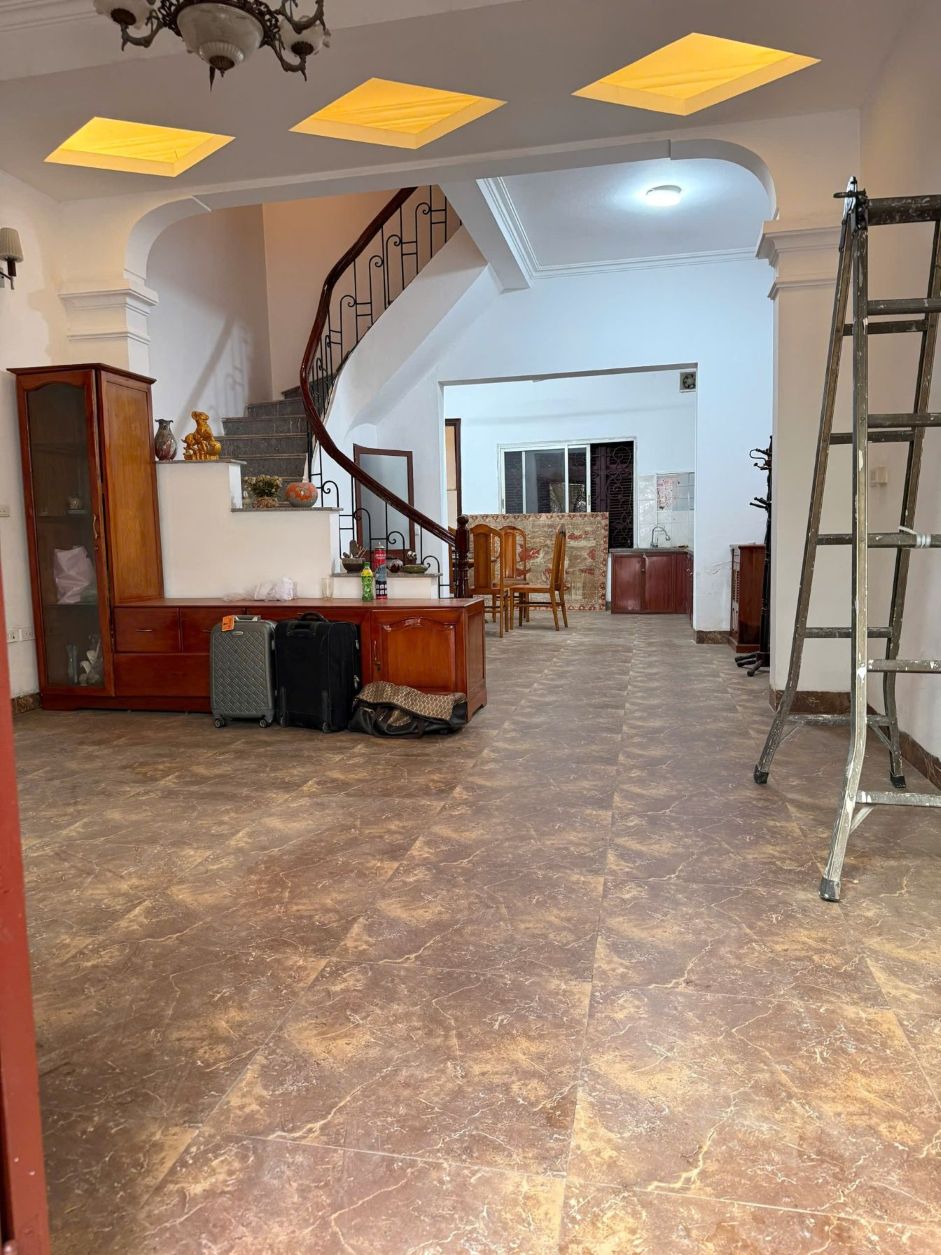  28.11.25.3 Cho thuê nhà 4 tầng Trần Duy Hưng, 80m2 x 3,5 tầng, có sân cổng riêng để xe máy 