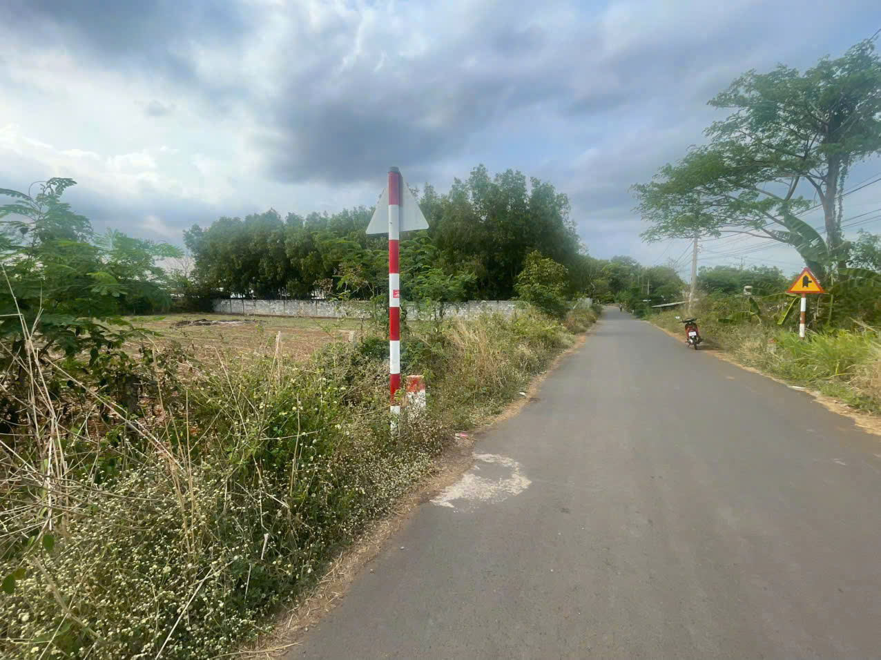  Đường nhựa - xuân sơn .khu dân cư . 

✌️✌️✌️: Với diện tích ngang 5x40 có 80 thổ cư . Giá chỉ 570tr 