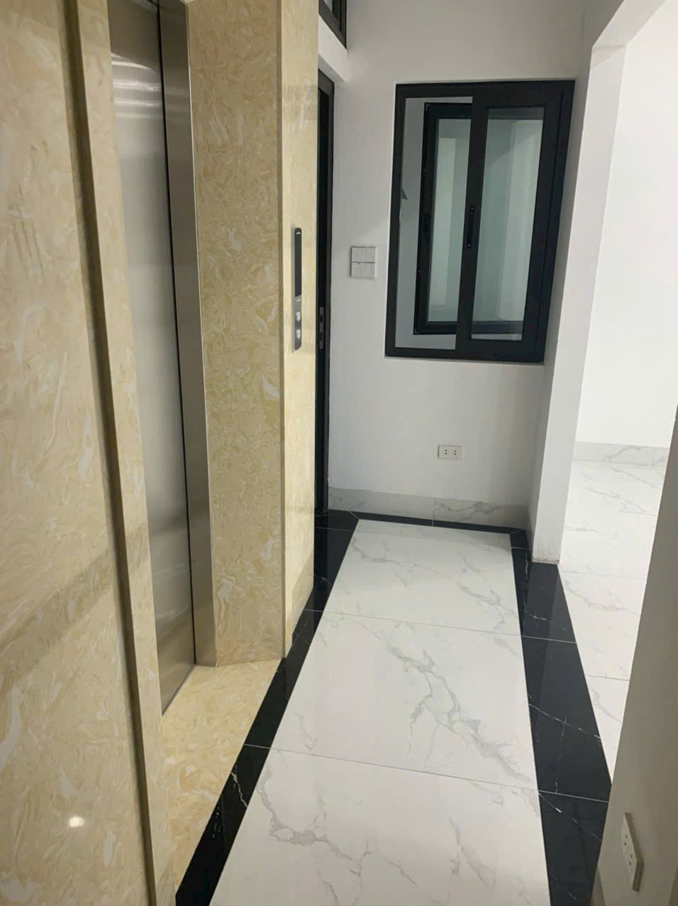  Cho thuê nhà, PCCC, THANG MÁY, Vỉa hè, 102m2_ 4T, Phố Duy Tân-30 Tr 