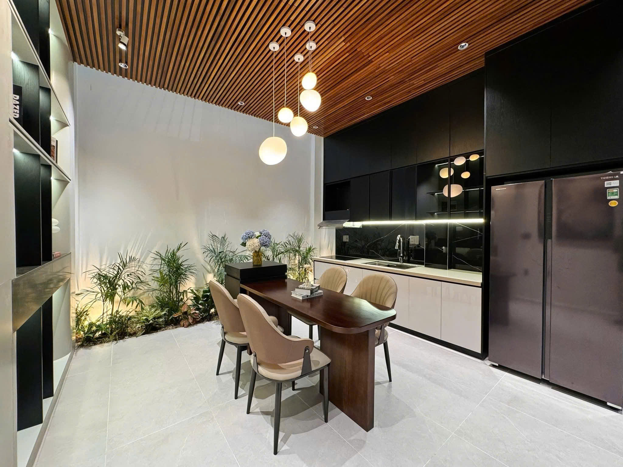  BÁN NHÀ NGỌC THUỴ LONG BIÊN,OTO ĐỖ CỬA,THANG MÁY,PHÂN LÔ,50M NHỈNH 12 TỶ 