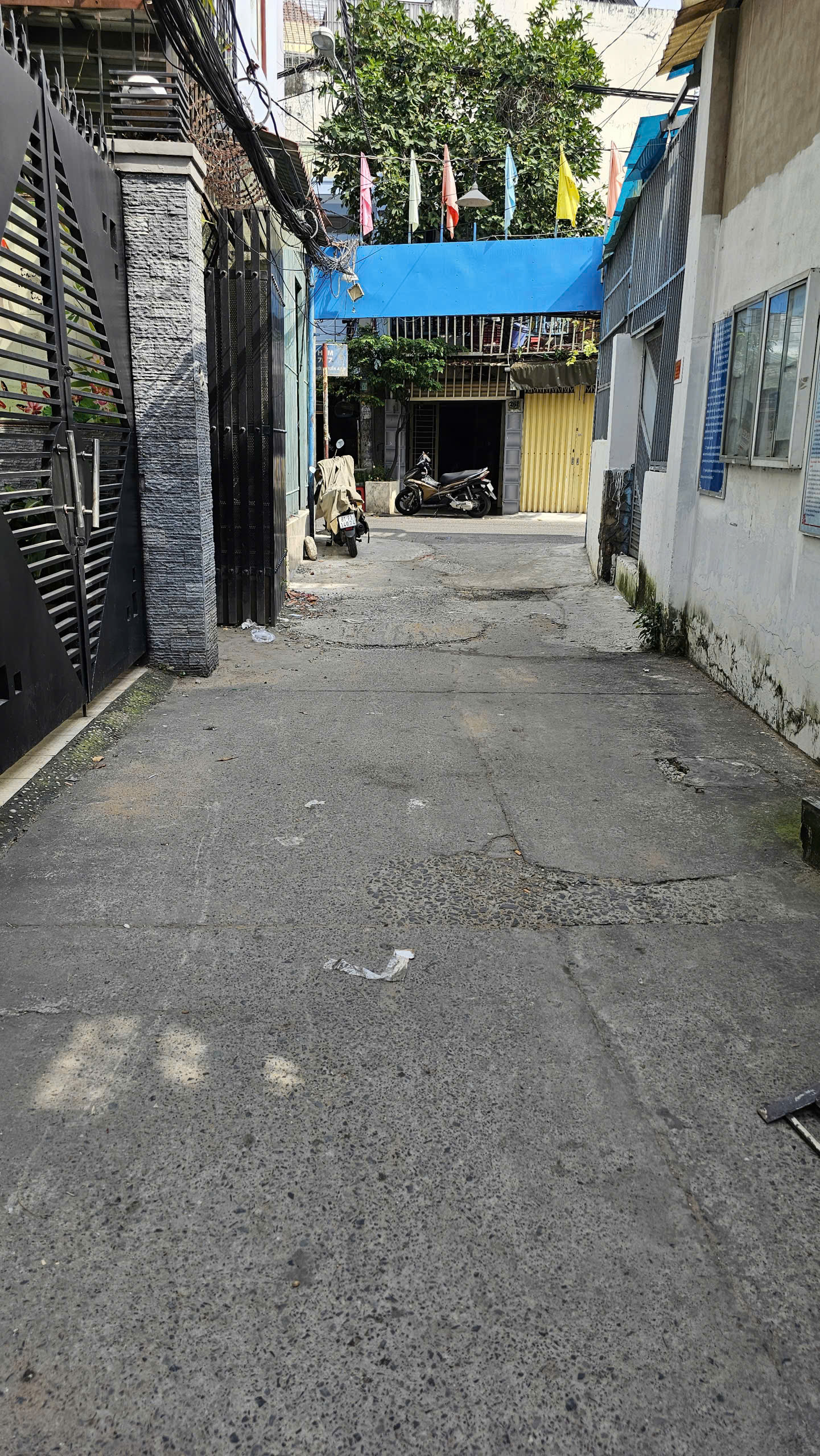  SÁT MẶT TIỀN TÔN THẤT THUYẾT Q4

NGANG 4.3 DÀI 15 NỞ HẬU 7M - ĐÚC BÊ TÔNG 
DÒNG TIỀN 25 TRIỆU THÁNG 