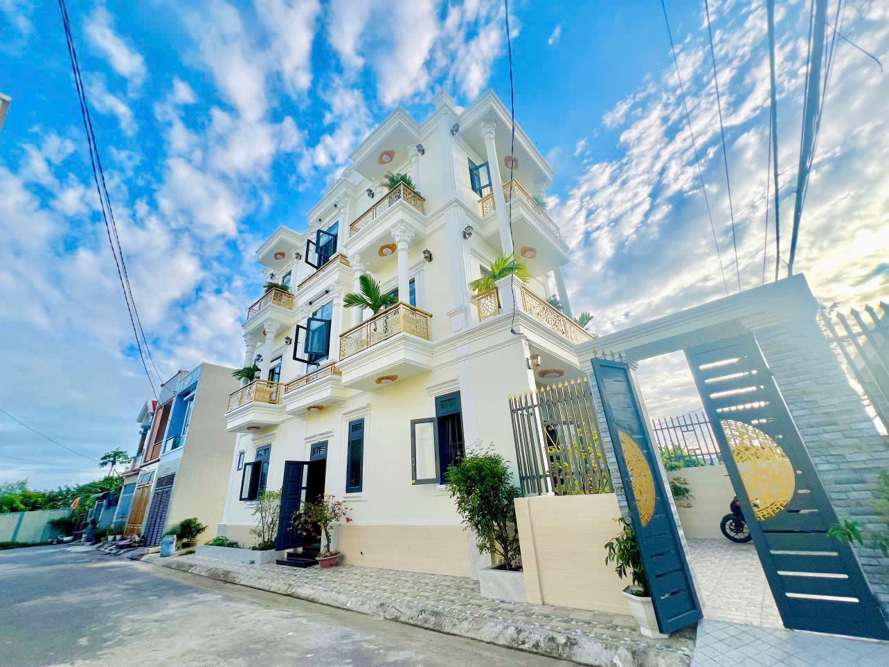  Bán nhà 3 Tầng ĐẸP lung linh,SHR đường  nhựa 2 ô tô thông,gần Sông nên mát lắm 