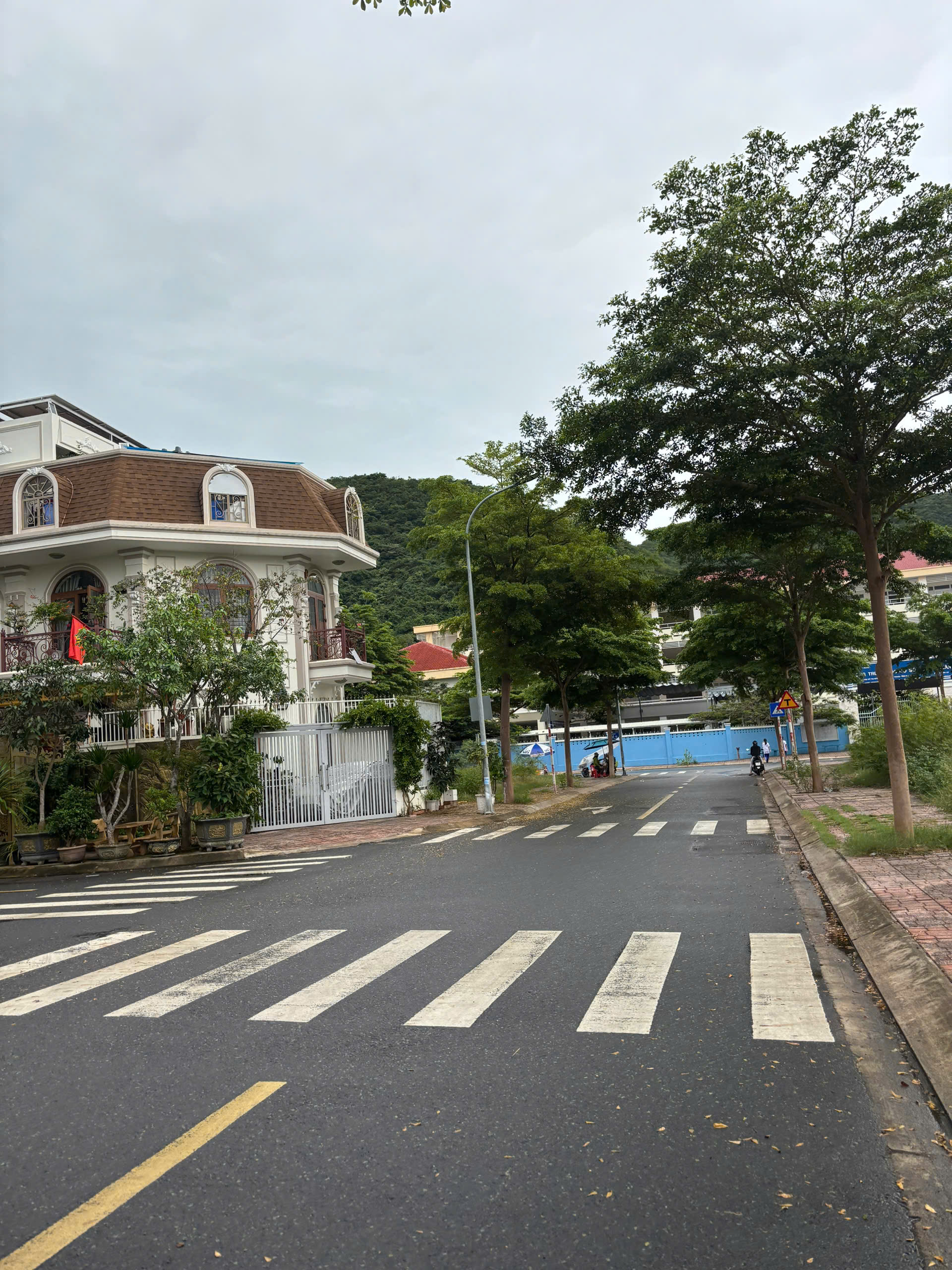  Bán nhà đất đường Thất Khê Vĩnh Nguyên Nha Trang gần biển giá chỉ 5.8 tỷ (khu Thánh Gia) Diện tích 66m (ngang 5,6m). liên hệ e để biết thêm thông tin 