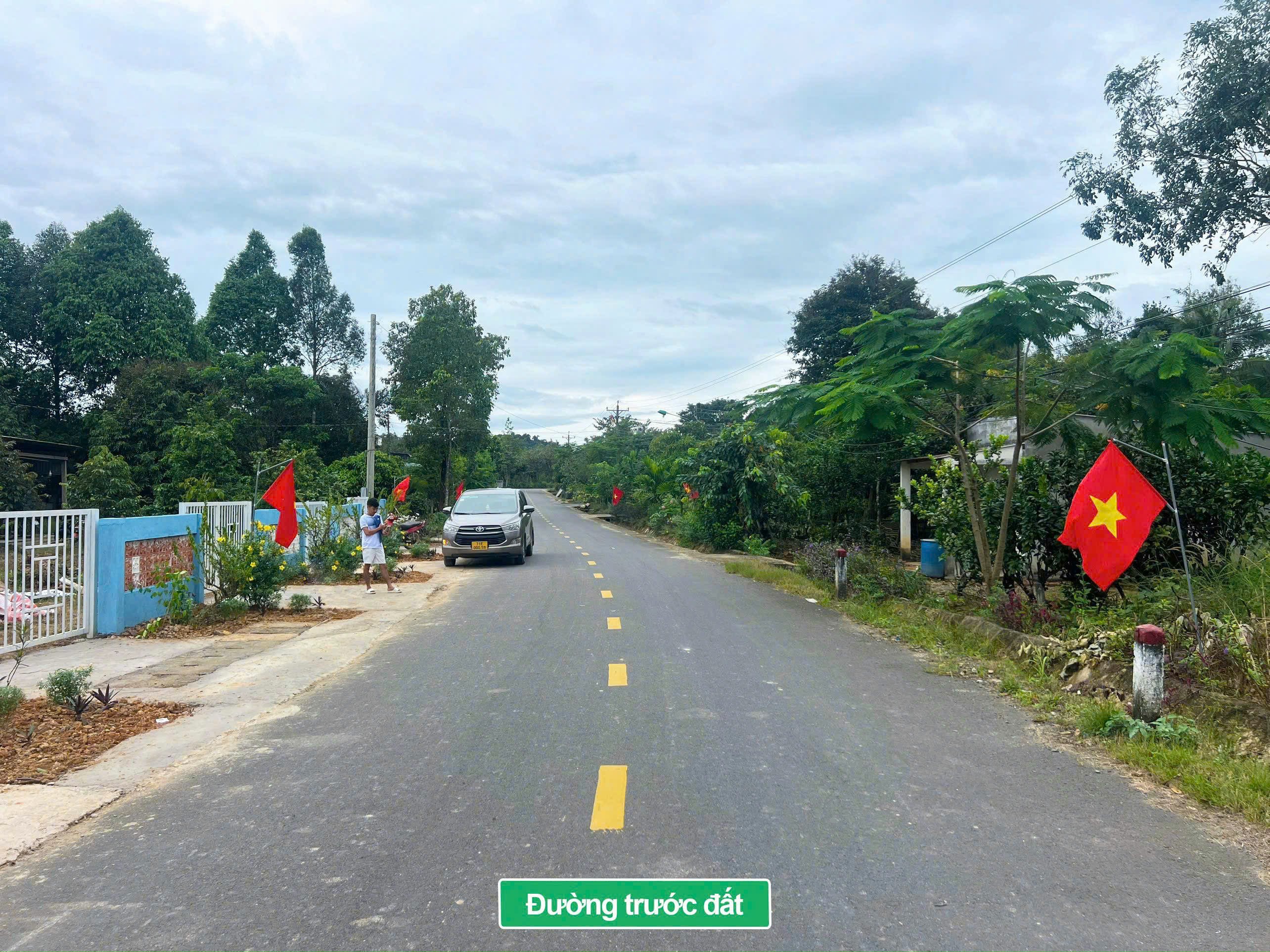  Đạ tẻh- Lâm Đồng mặt tiền nhựa 18m dt 330m2 sẵn hơn 100m2 thổ cư kdc phát triển vườn rào kiên cố sẵn sầu riêng trên đất giá  chỉ 4xxtr 