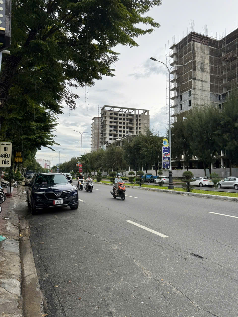  + Đất mặt tiền kinh doanh, ông ích đường, đối diện chợ cẩm lệ và gần cách mạng tháng 8. 