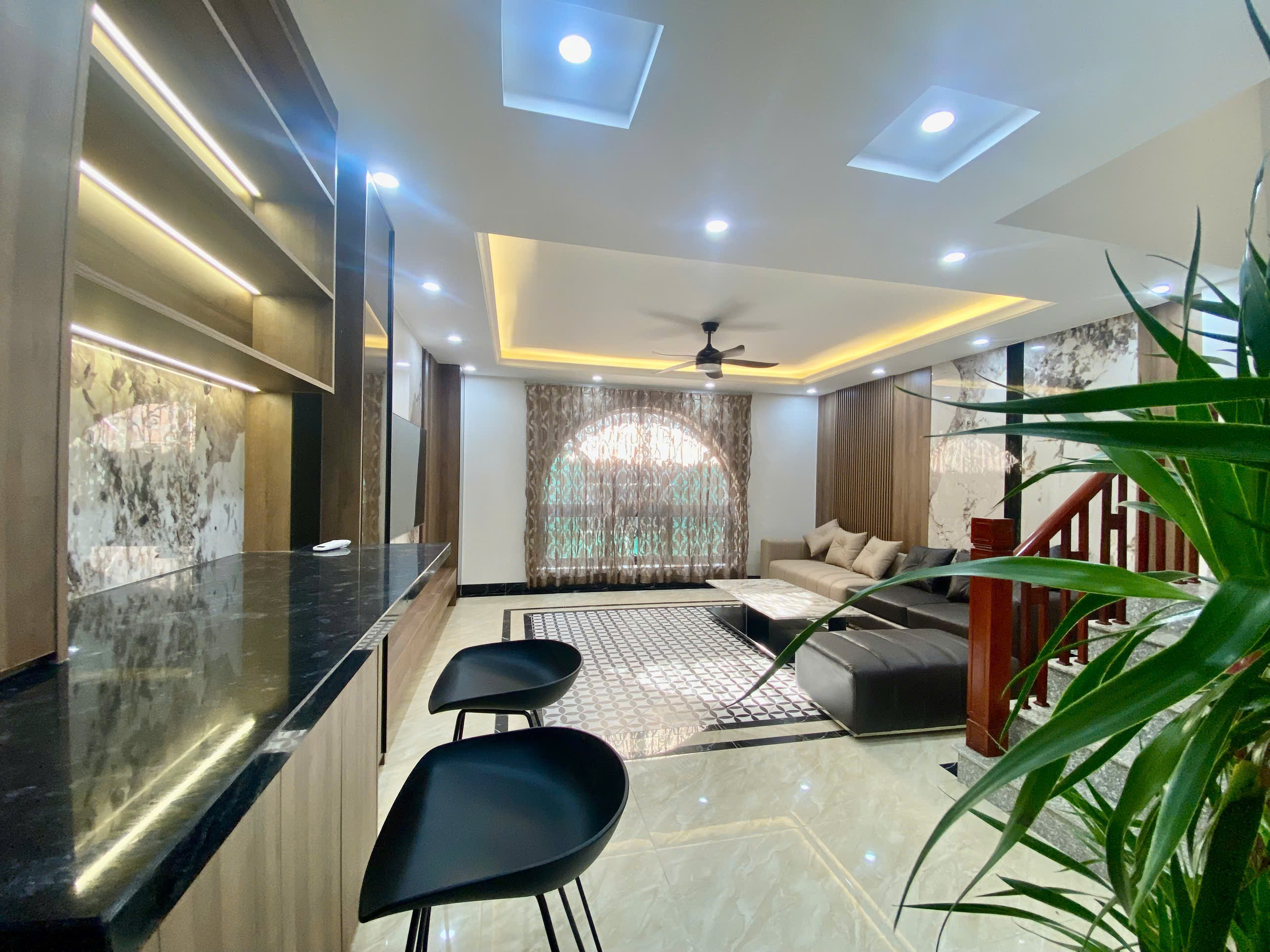  Bán nhà 5 tầng 1 tum, mới đẹp, thoáng trước sau,Full nội thất phố Thạch Bàn, Long Biên 