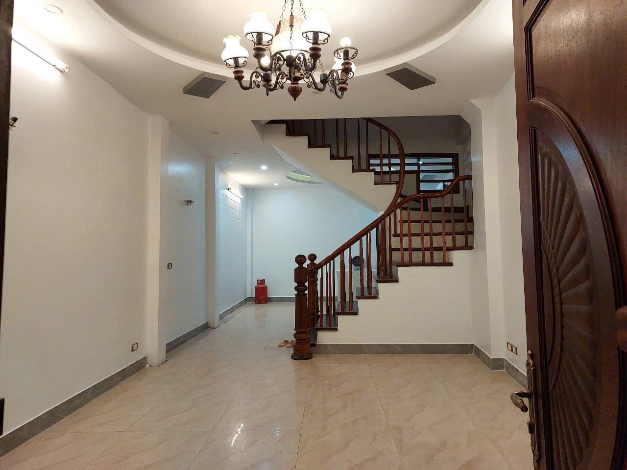  Cho thuê nhà Hoa Bằng làm VP kết hợp ở gđ 5 tầng x  45m² , 6 phòng ngủ, 4 WC, 22.5 triệu 