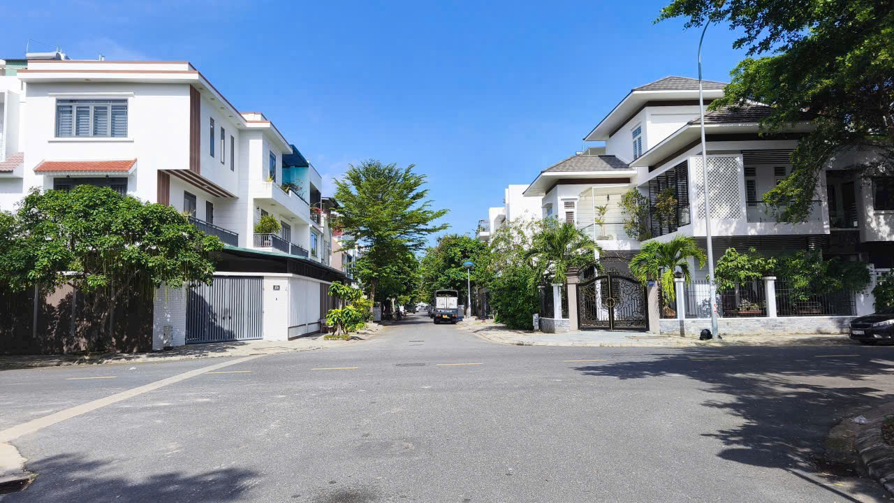  BÁN ĐẤT 2 MẶT TIỀN ĐƯỜNG KĐT MỚI PHƯỚC LONG - NAM NHA TRANG
- Diện tích 163m2 full ODT
- Ngang ôm góc 10.7m. Hướng Đông Bắc và Tây Bắc
- Đường nhựa rộng 16m và 12m
- Pháp lý công chứng hợp đồng mua bán. Sau khi xây nhà hoàn công sẽ có sổ hồng.
- Cách 